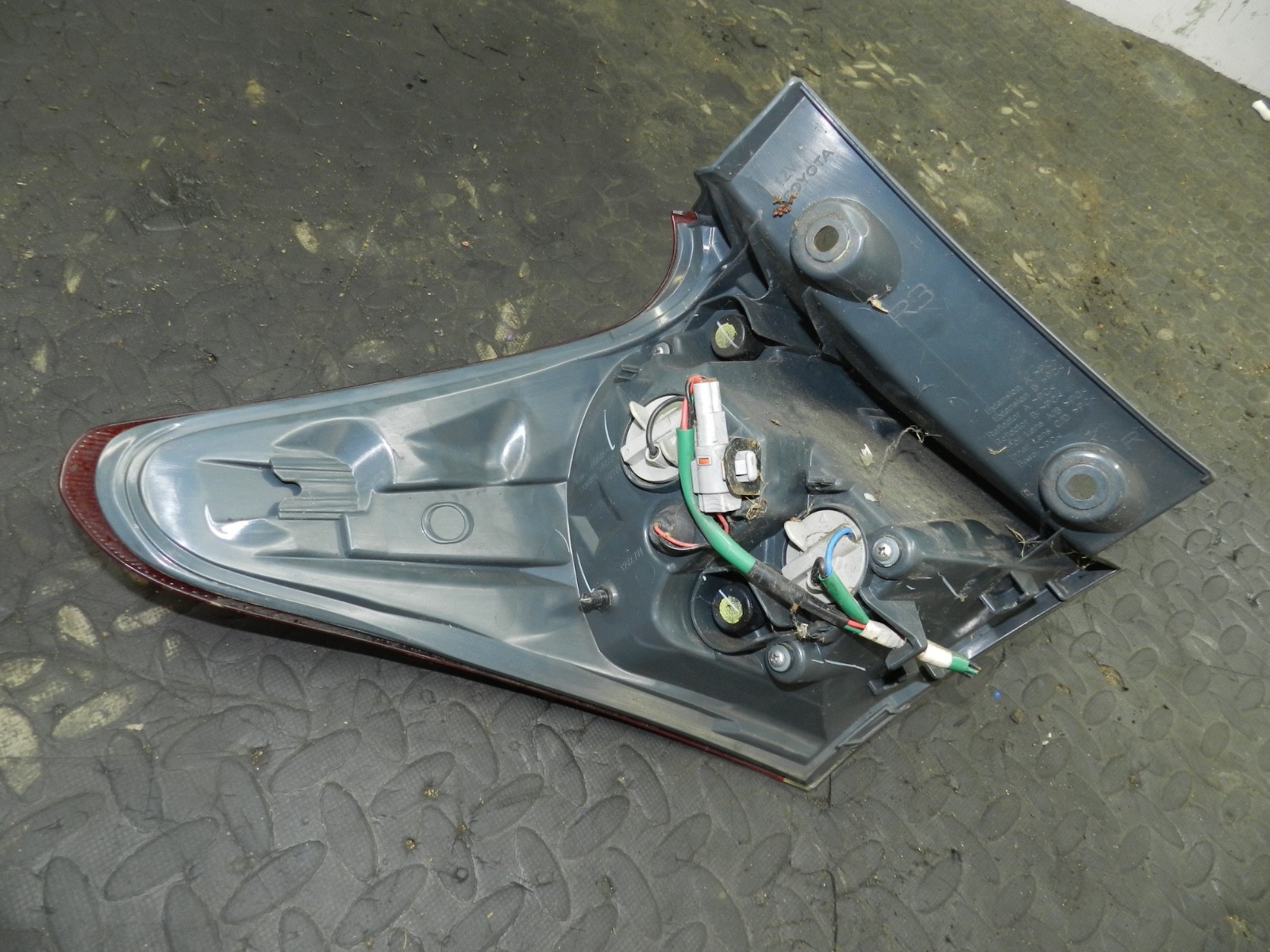 169. TOYOTA AURIS. 1.6 DIESEL. DRIVER SIDE REAR OUTER LIGHT UNIT - Image 4