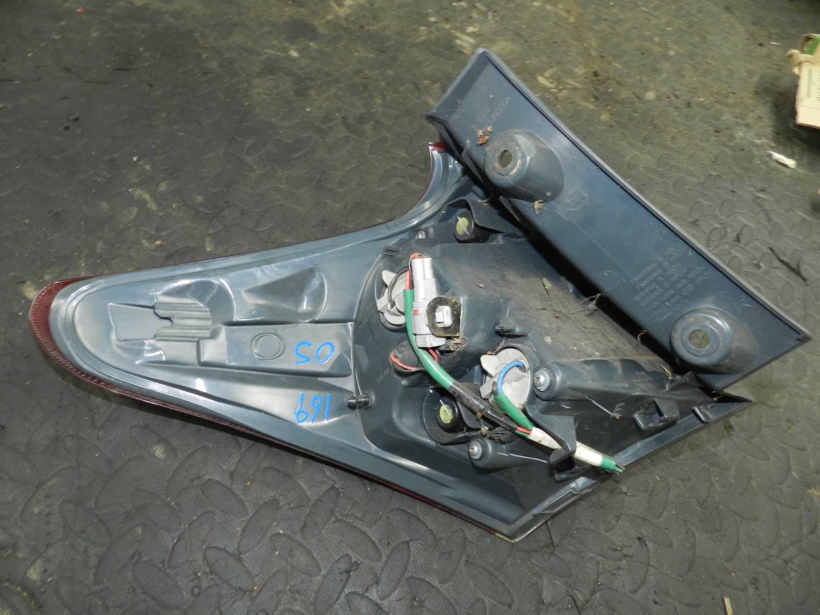 169. TOYOTA AURIS. 1.6 DIESEL. DRIVER SIDE REAR OUTER LIGHT UNIT - Image 5
