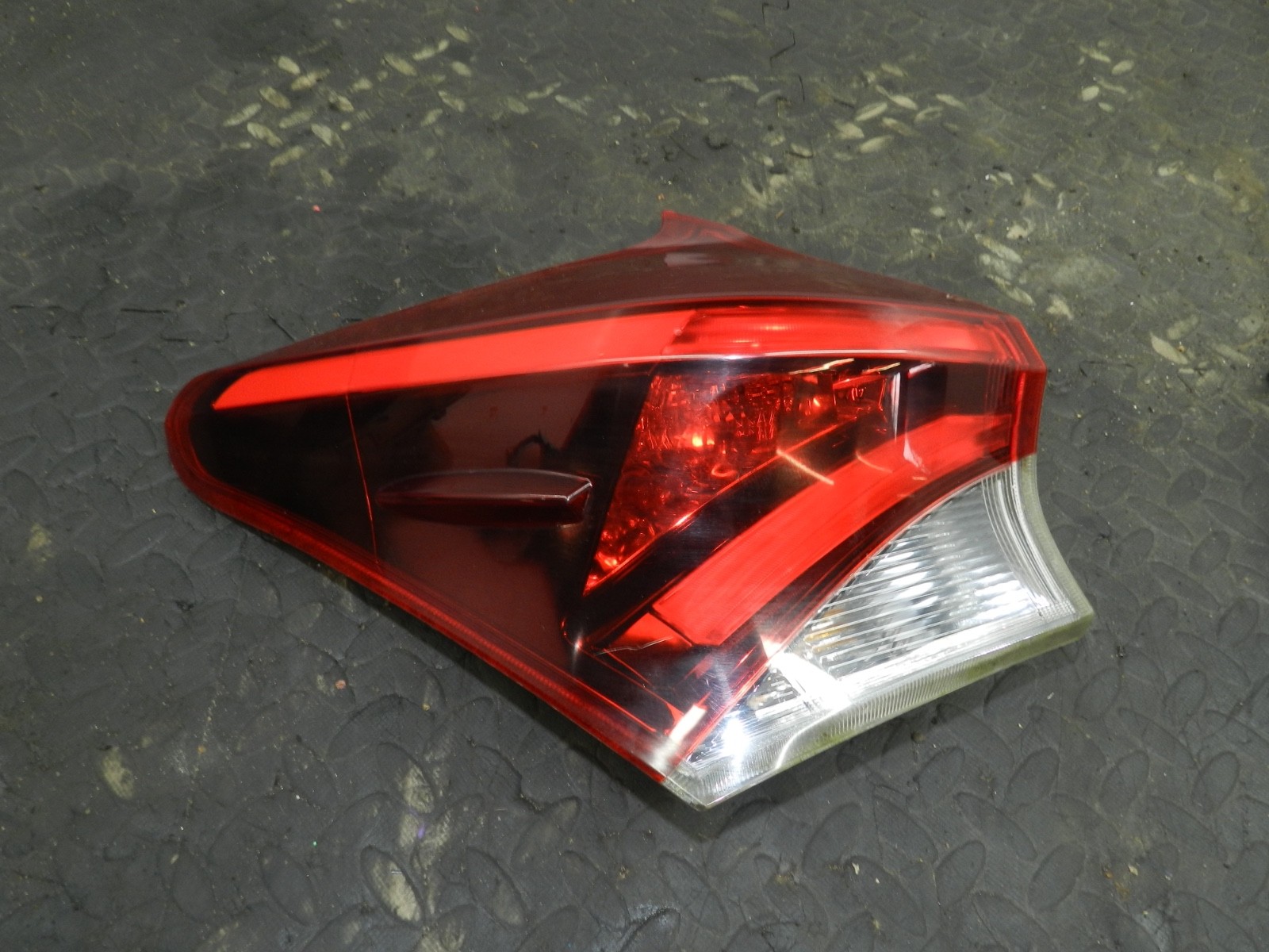 169. TOYOTA AURIS. 1.6 DIESEL. PASSENGER SIDE REAR OUTER LIGHT UNIT