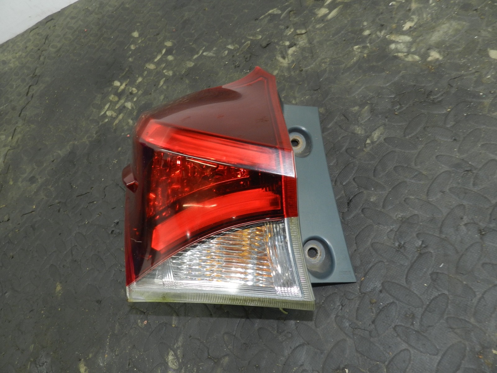 169. TOYOTA AURIS. 1.6 DIESEL. PASSENGER SIDE REAR OUTER LIGHT UNIT - Image 2
