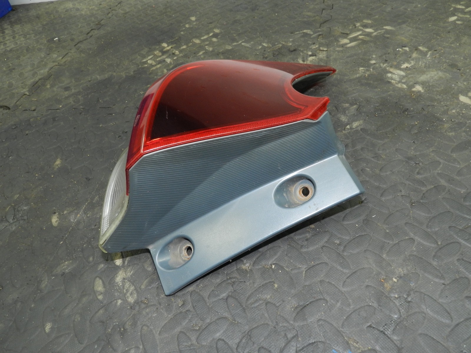 169. TOYOTA AURIS. 1.6 DIESEL. PASSENGER SIDE REAR OUTER LIGHT UNIT - Image 3