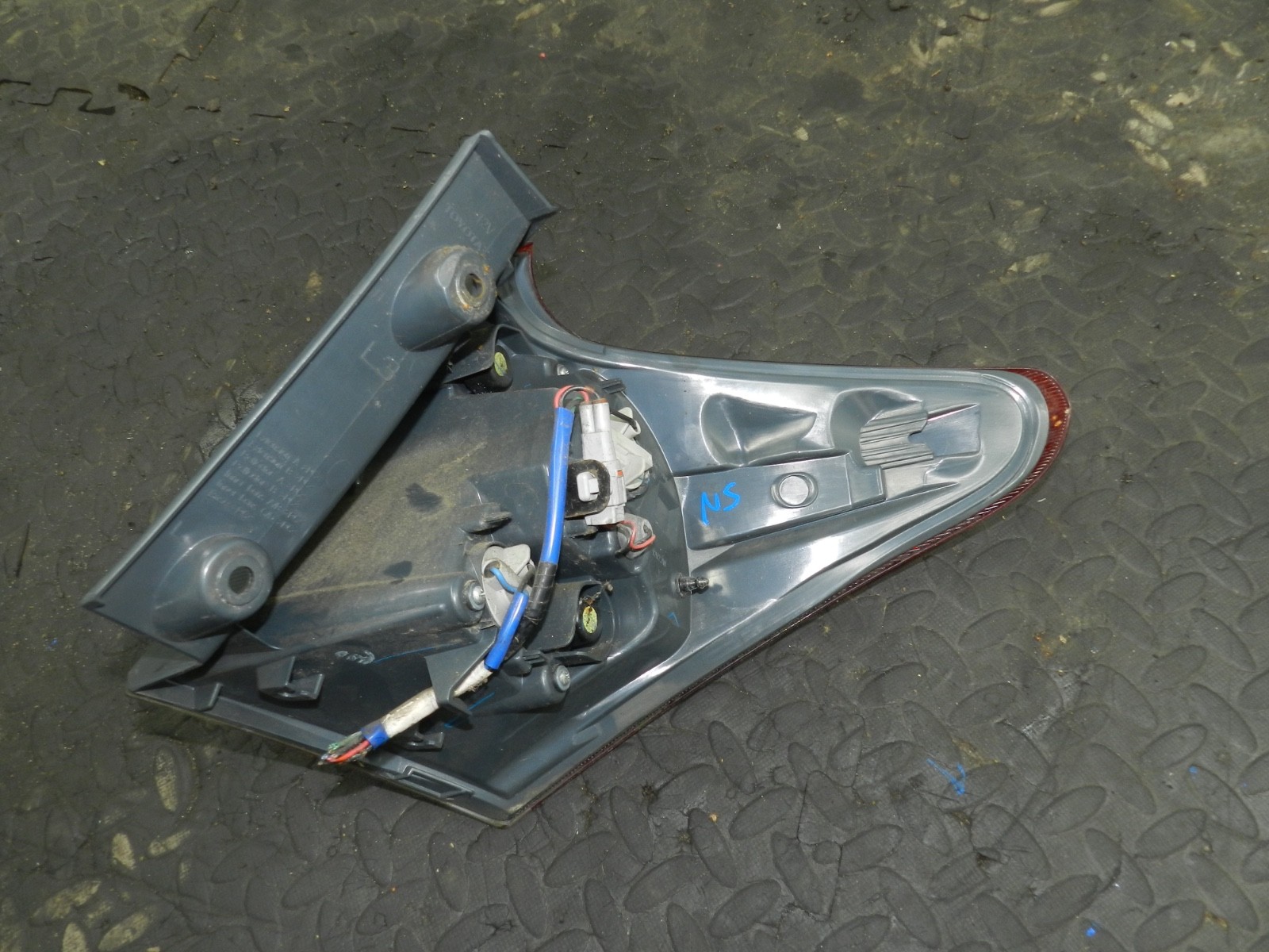 169. TOYOTA AURIS. 1.6 DIESEL. PASSENGER SIDE REAR OUTER LIGHT UNIT - Image 4