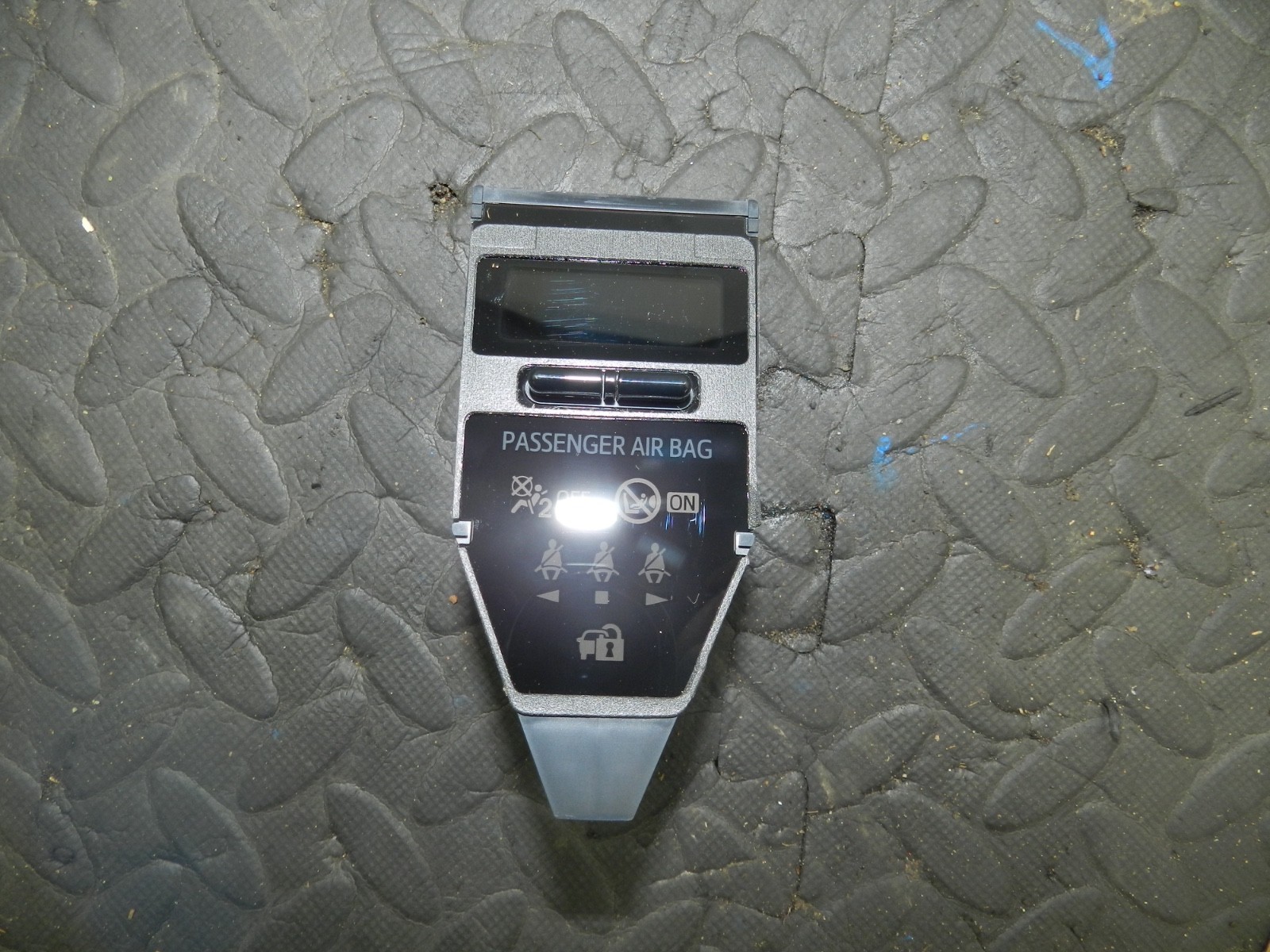 169. TOYOTA AURIS. 1.6 DIESEL. 83910-02200 PASSENGER AIR BAG INDICATOR LIGHT SRS