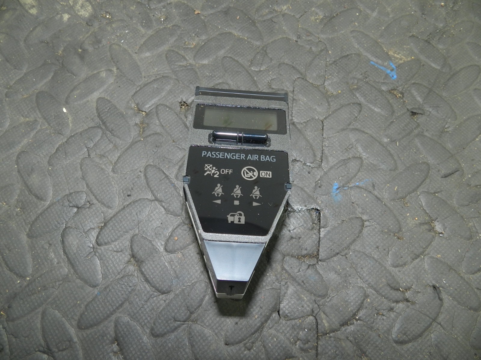 169. TOYOTA AURIS. 1.6 DIESEL. 83910-02200 PASSENGER AIR BAG INDICATOR LIGHT SRS - Image 2