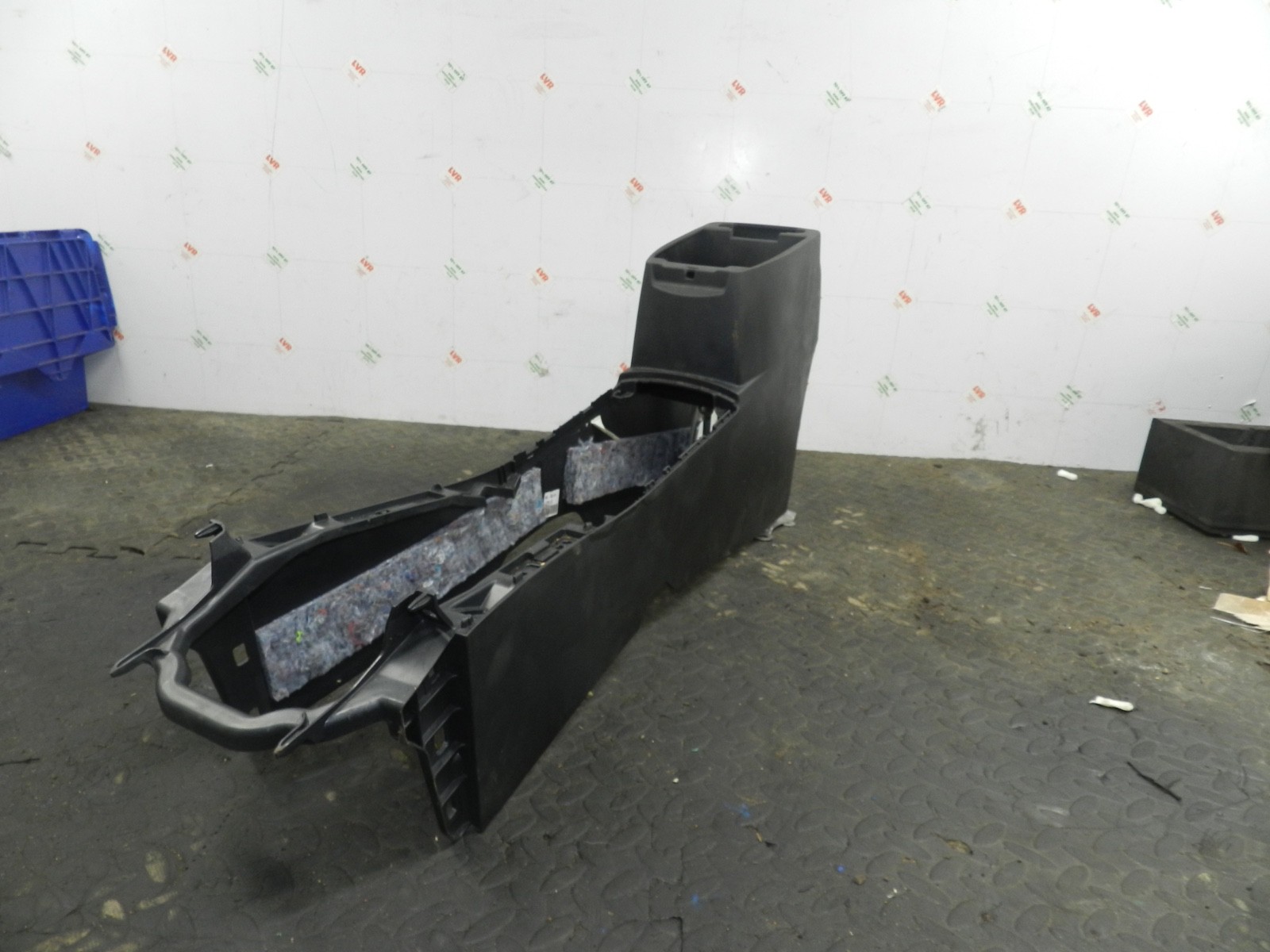 169. TOYOTA AURIS. 1.6 DIESEL. CENTRE CONSOLE FRAME