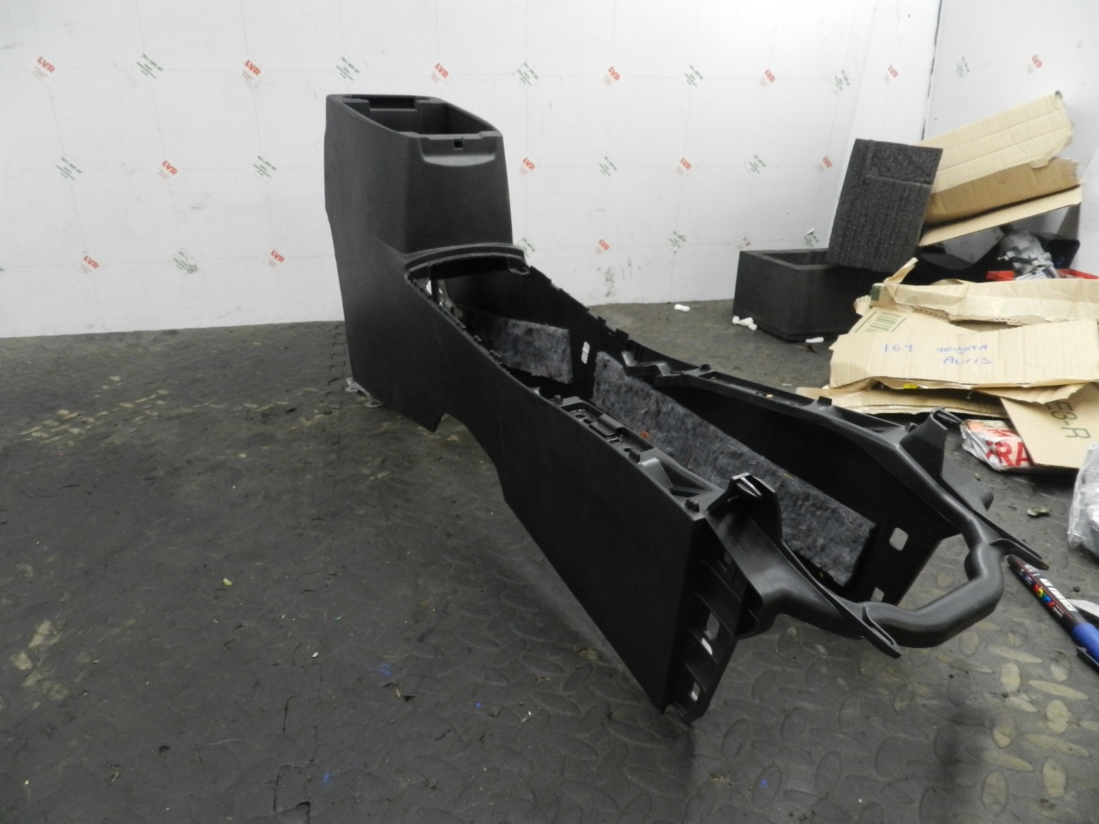 169. TOYOTA AURIS. 1.6 DIESEL. CENTRE CONSOLE FRAME - Image 2