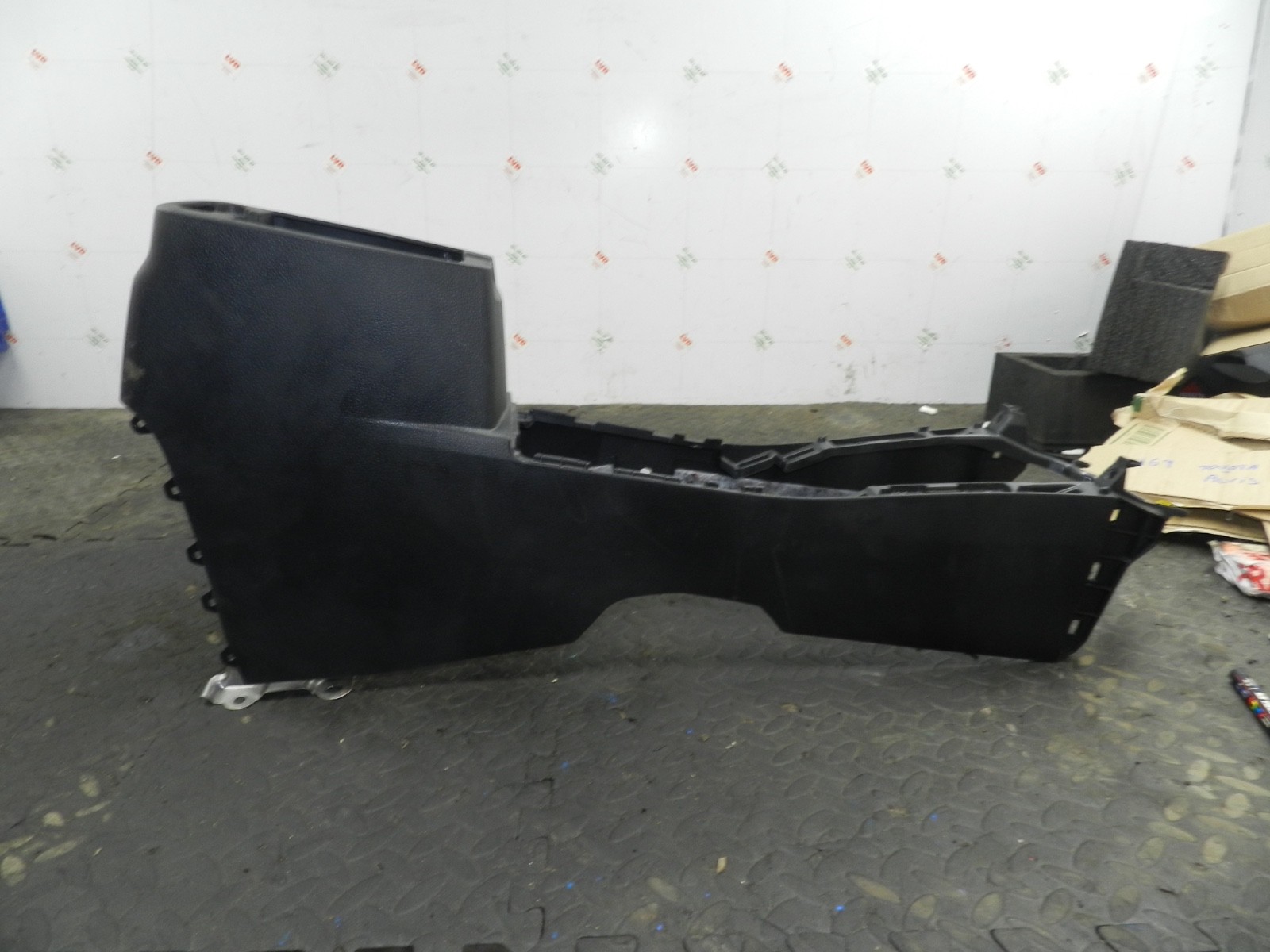 169. TOYOTA AURIS. 1.6 DIESEL. CENTRE CONSOLE FRAME - Image 3