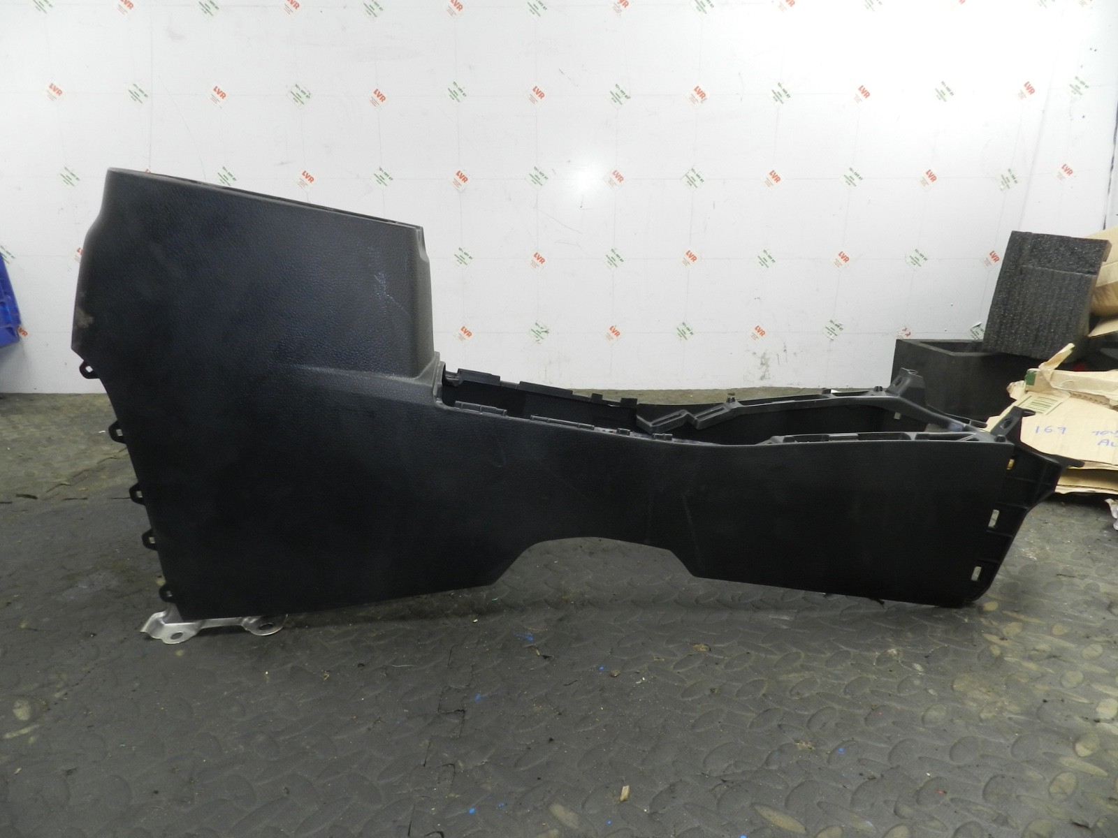 169. TOYOTA AURIS. 1.6 DIESEL. CENTRE CONSOLE FRAME - Image 4