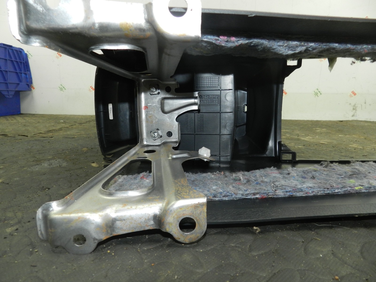 169. TOYOTA AURIS. 1.6 DIESEL. CENTRE CONSOLE FRAME - Image 8