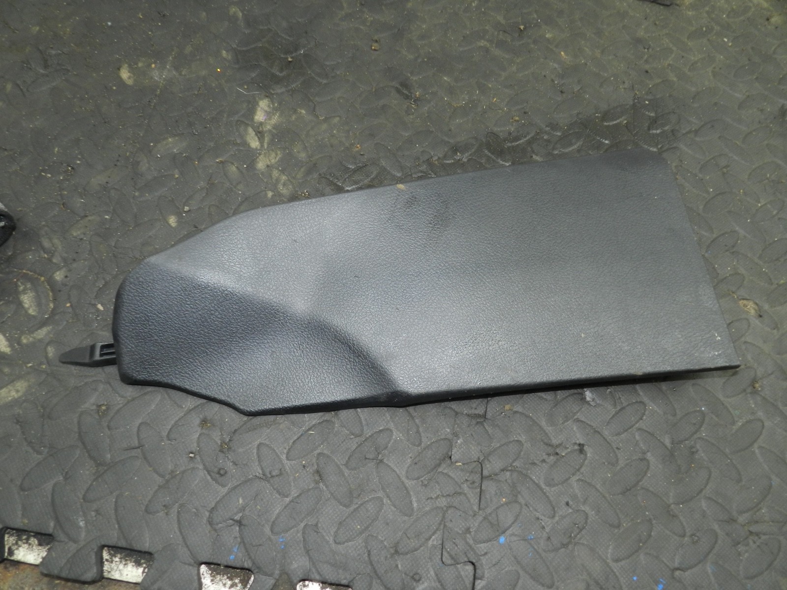 169. TOYOTA AURIS. 1.6 DIESEL. CENTRE CONSOLE SIDE PANEL