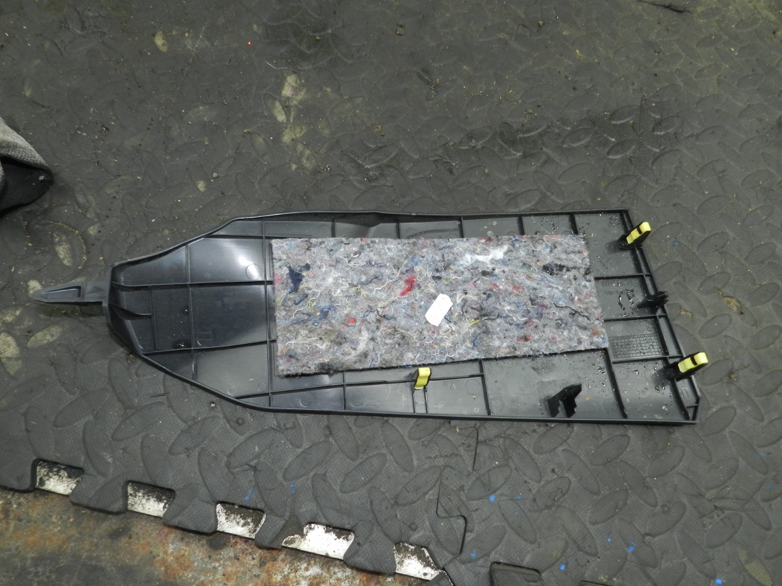 169. TOYOTA AURIS. 1.6 DIESEL. CENTRE CONSOLE SIDE PANEL - Image 3