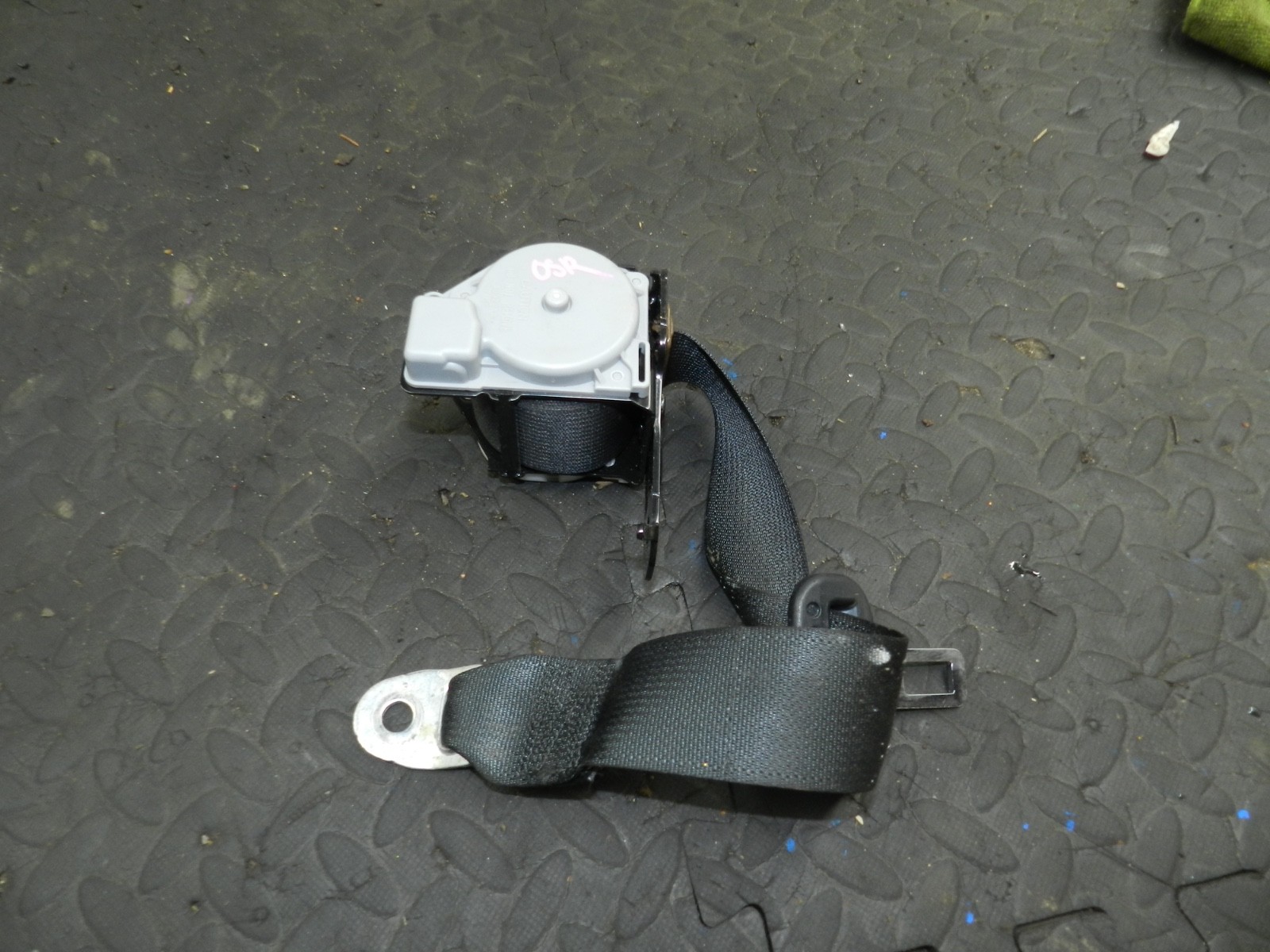 169. TOYOTA AURIS. 1.6 DIESEL. DRIVER SIDE REAR SEAT BELT