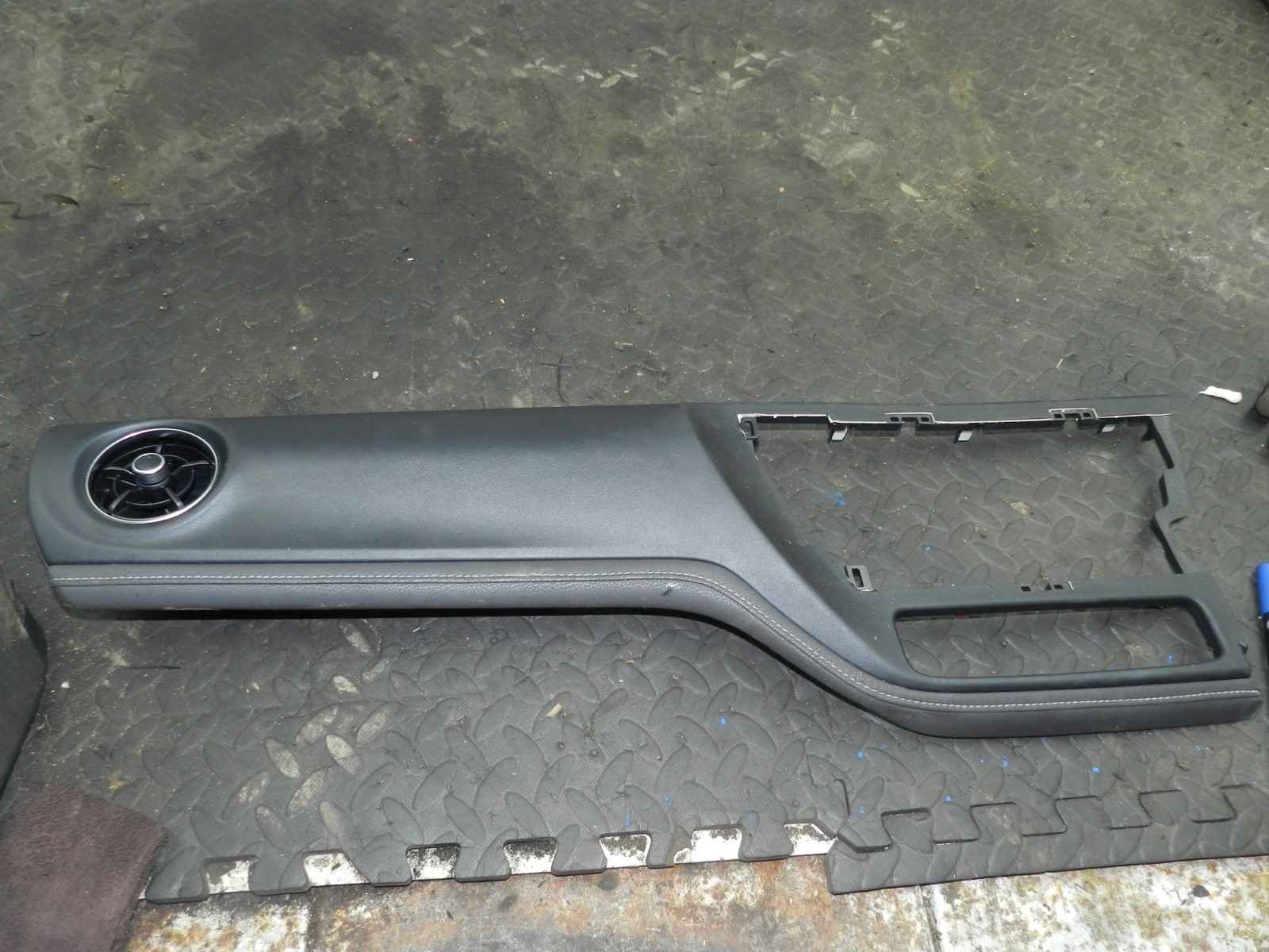 169. TOYOTA AURIS. 1.6 DIESEL. DASH BOARD TRIM PANEL