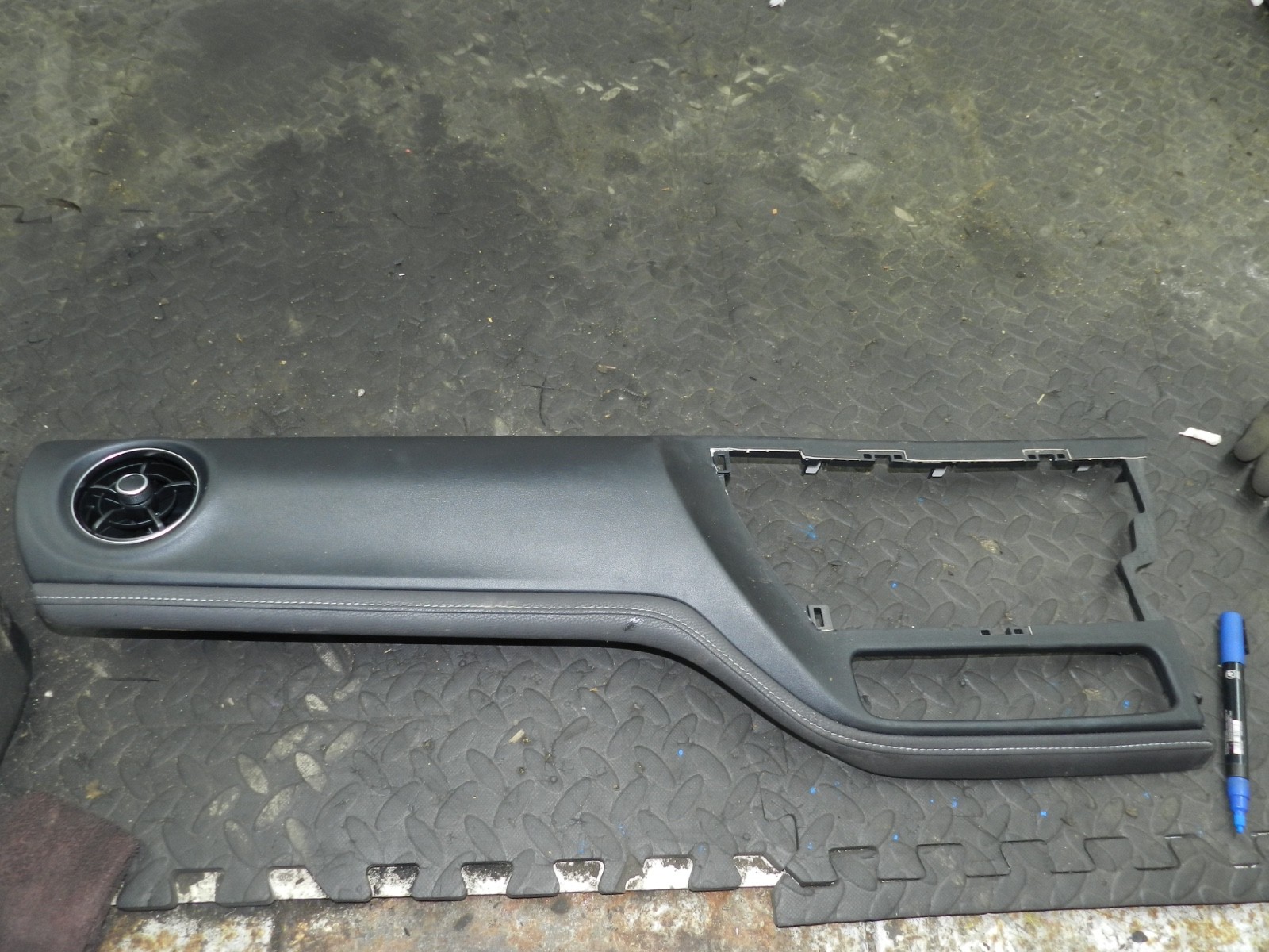 169. TOYOTA AURIS. 1.6 DIESEL. DASH BOARD TRIM PANEL - Image 2