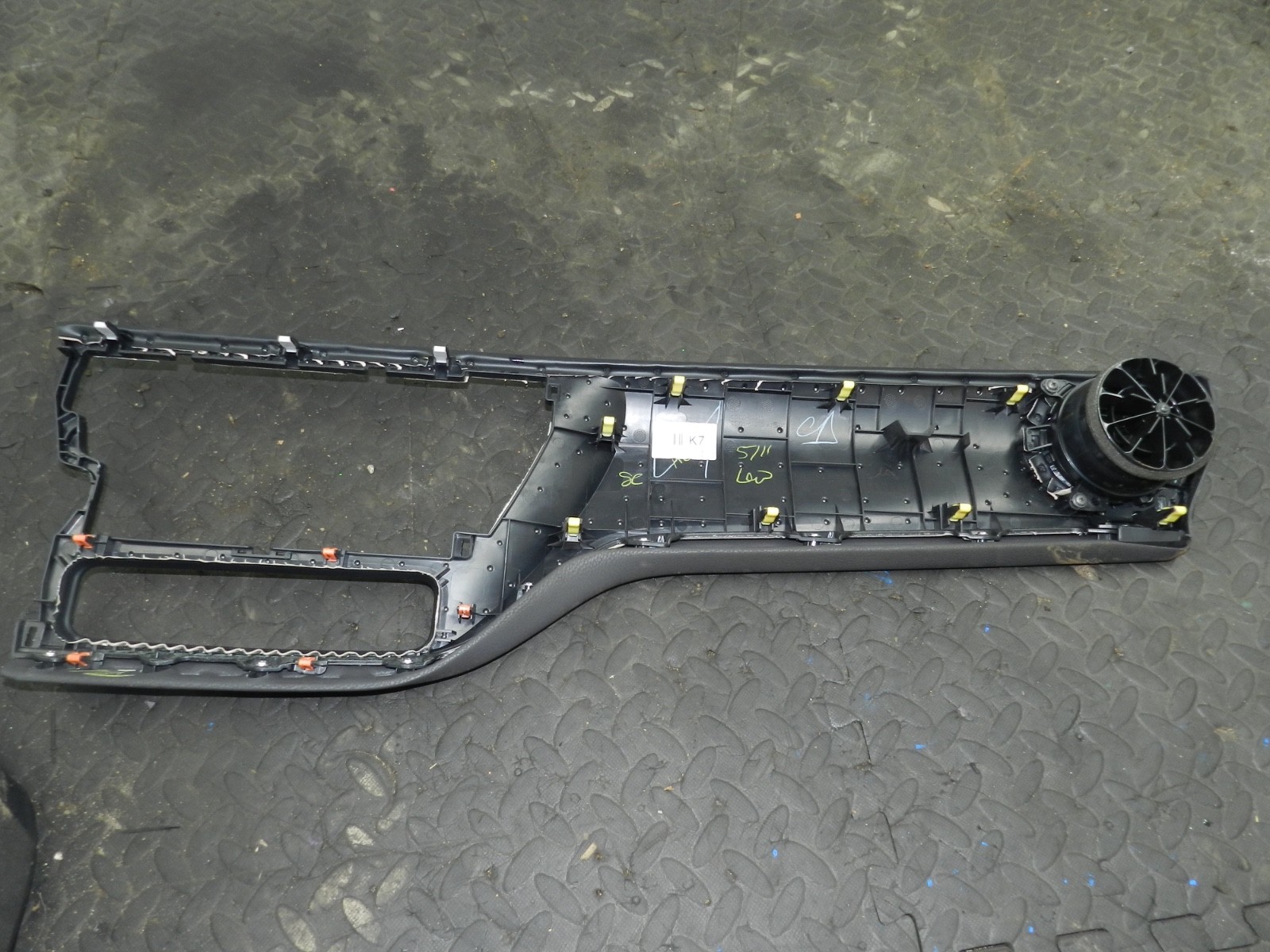 169. TOYOTA AURIS. 1.6 DIESEL. DASH BOARD TRIM PANEL - Image 4
