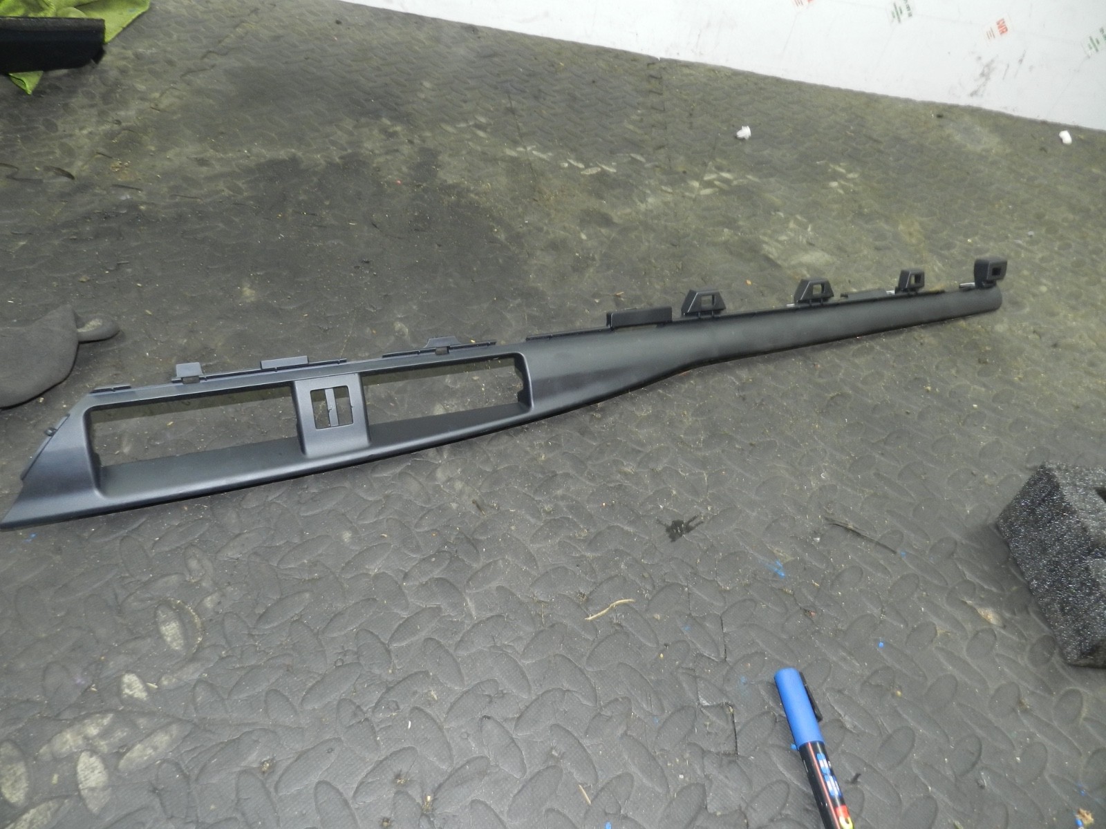 169. TOYOTA AURIS. 1.6 DIESEL. DASH BOARD VENTS TRIM - Image 2