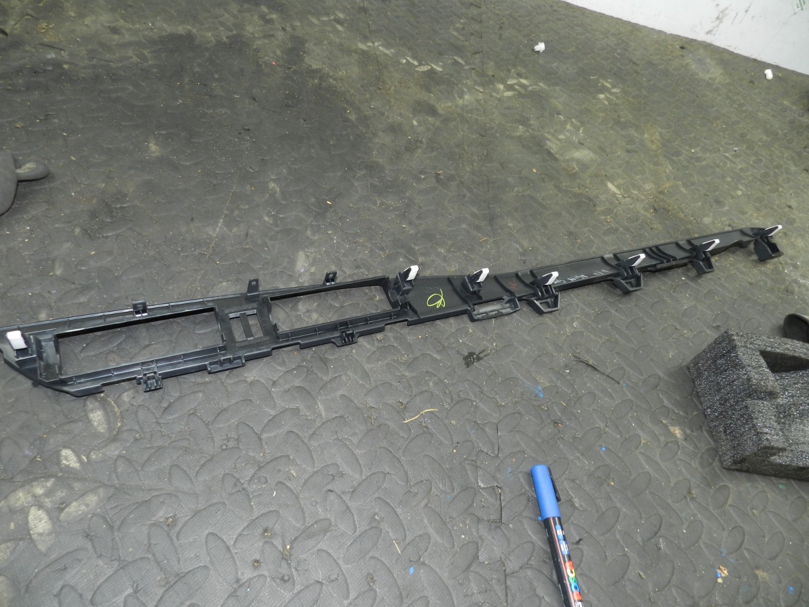 169. TOYOTA AURIS. 1.6 DIESEL. DASH BOARD VENTS TRIM - Image 3