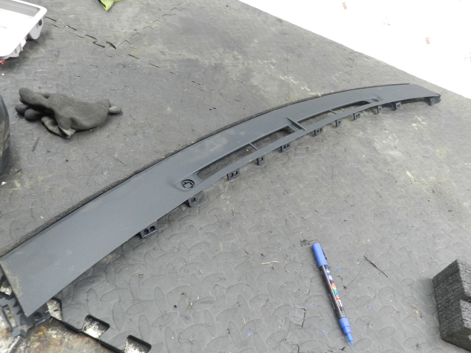 169. TOYOTA AURIS. 1.6 DIESEL. DASH BOARD WIND SCREEN TRIM PANEL