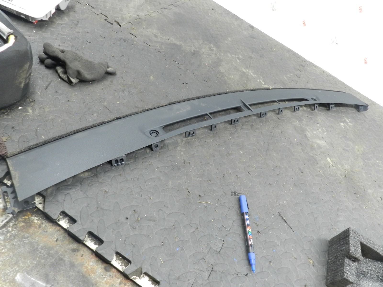 169. TOYOTA AURIS. 1.6 DIESEL. DASH BOARD WIND SCREEN TRIM PANEL - Image 2