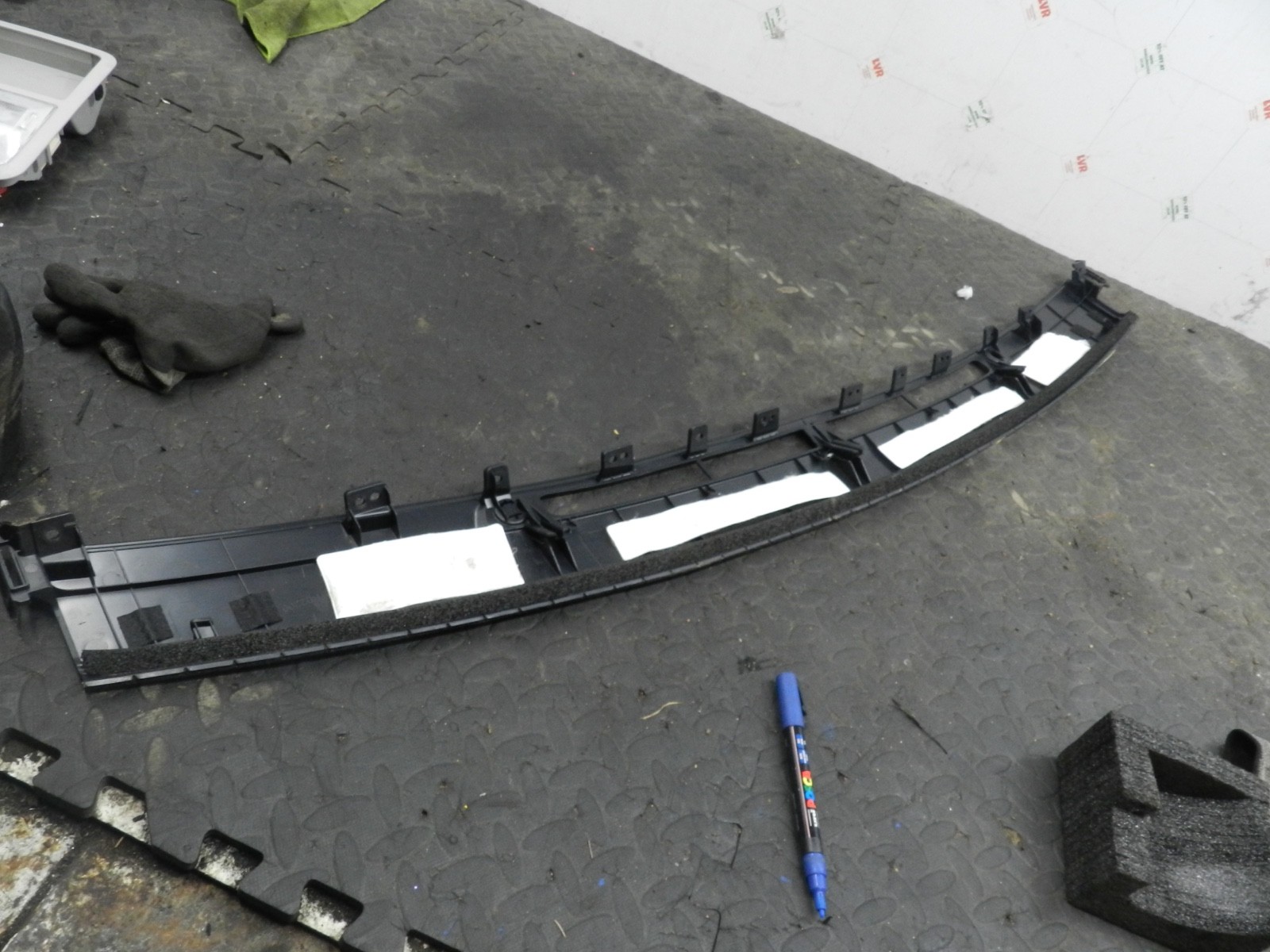 169. TOYOTA AURIS. 1.6 DIESEL. DASH BOARD WIND SCREEN TRIM PANEL - Image 4