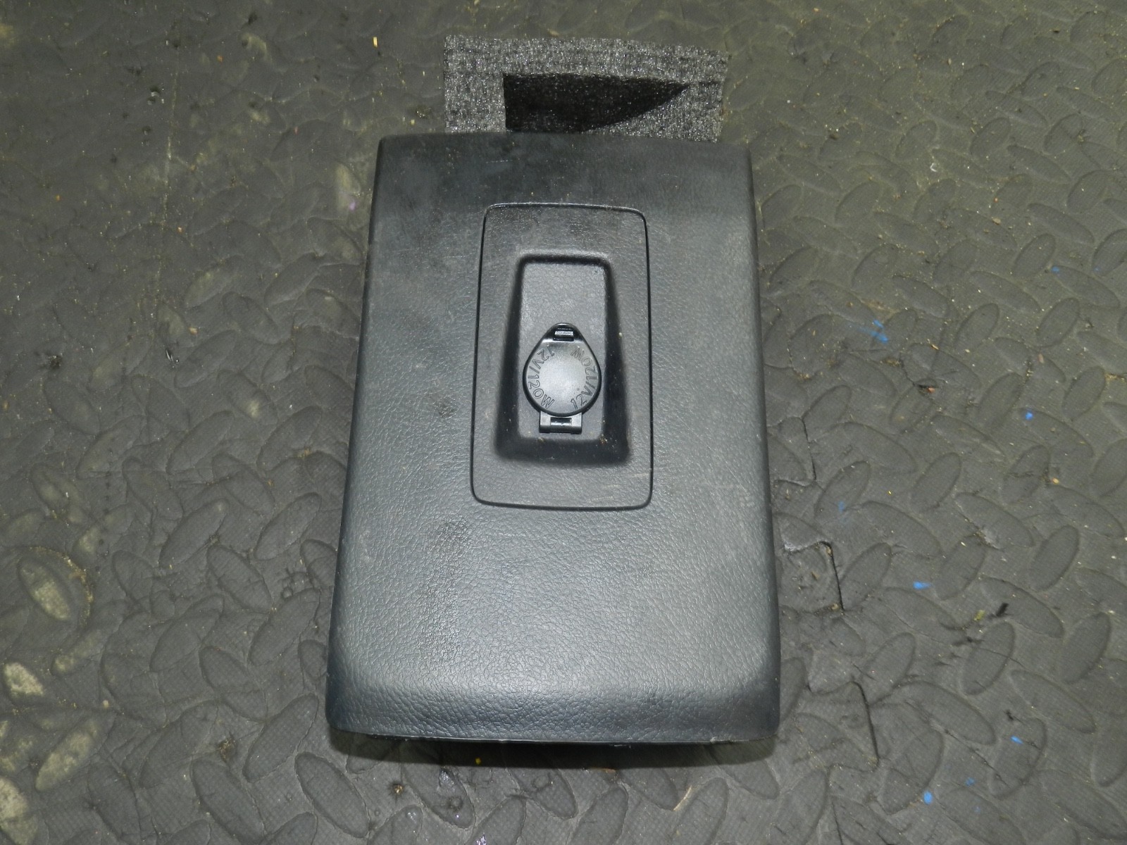 169. TOYOTA AURIS. 1.6 DIESEL. CENTRE CONSOLE REAR TRIM 12V