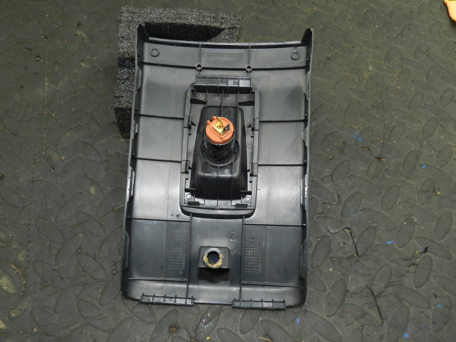 169. TOYOTA AURIS. 1.6 DIESEL. CENTRE CONSOLE REAR TRIM 12V - Image 2