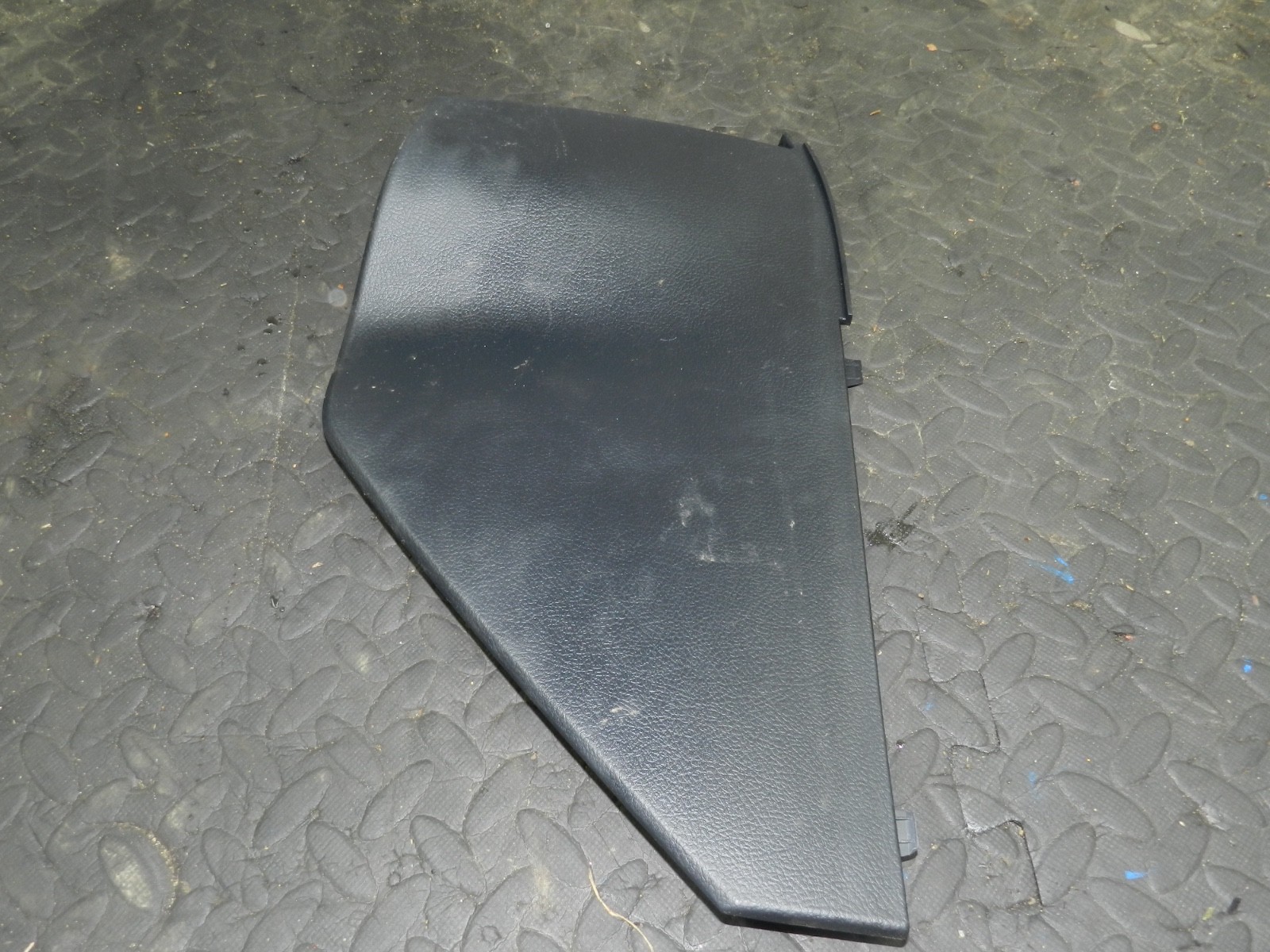 169. TOYOTA AURIS. 1.6 DIESEL. DASH BOARD SIDE PANEL