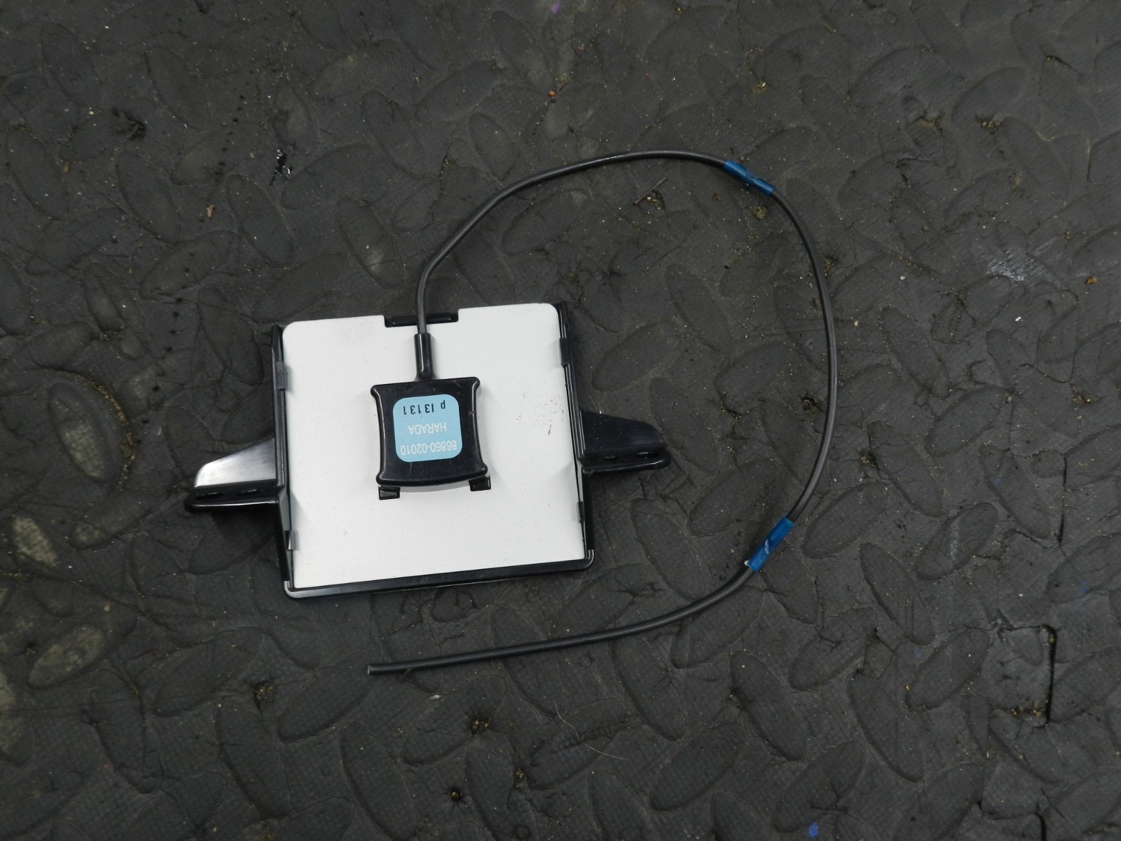 169. TOYOTA AURIS. 1.6 DIESEL. 86860-02010 SAT NAV GPS ANTENNA - Image 2