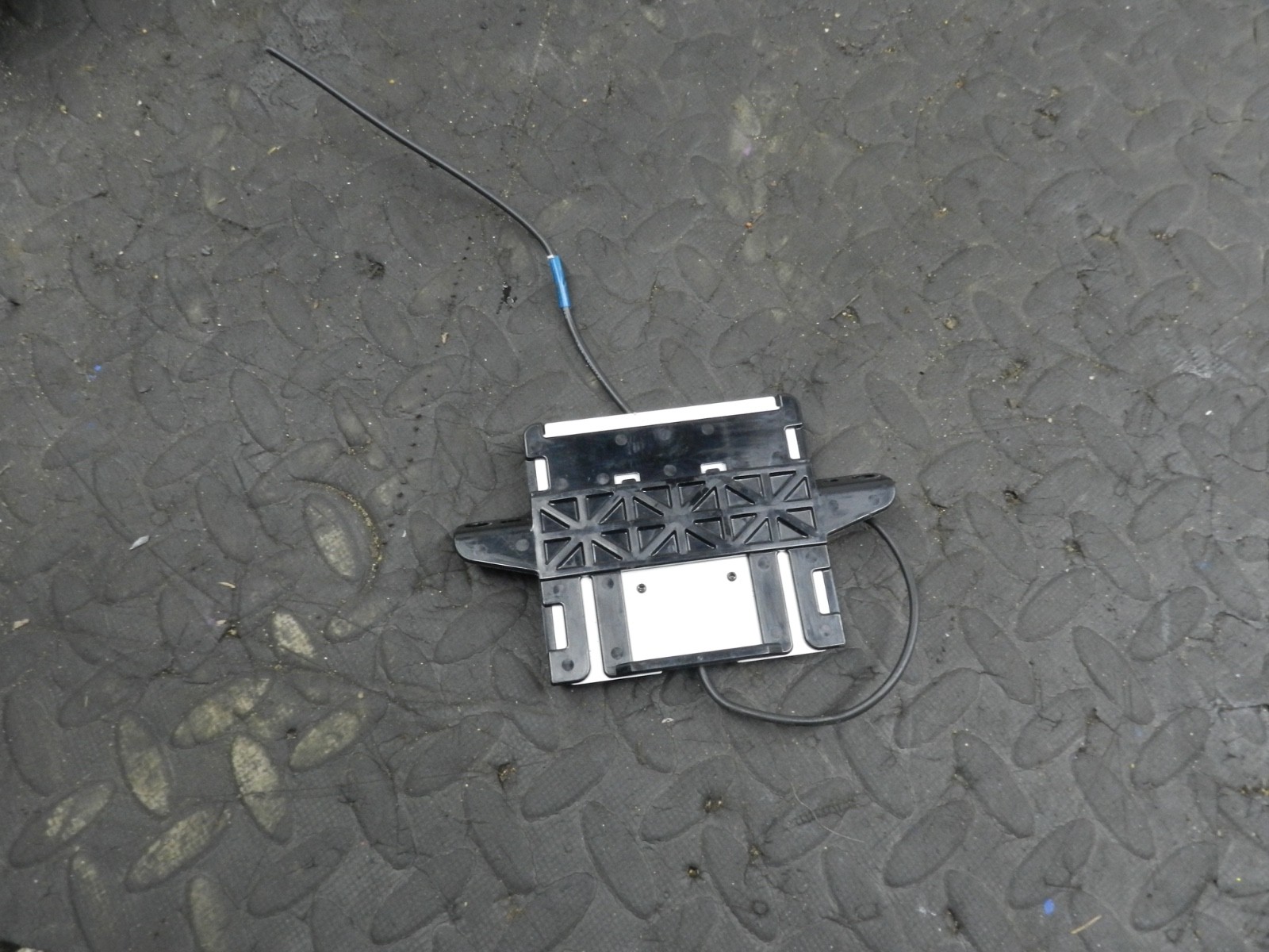 169. TOYOTA AURIS. 1.6 DIESEL. 86860-02010 SAT NAV GPS ANTENNA - Image 3