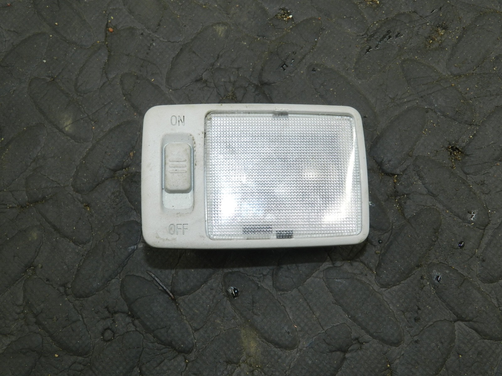 169. TOYOTA AURIS. 1.6 DIESEL. INTERIOR LIGHT
