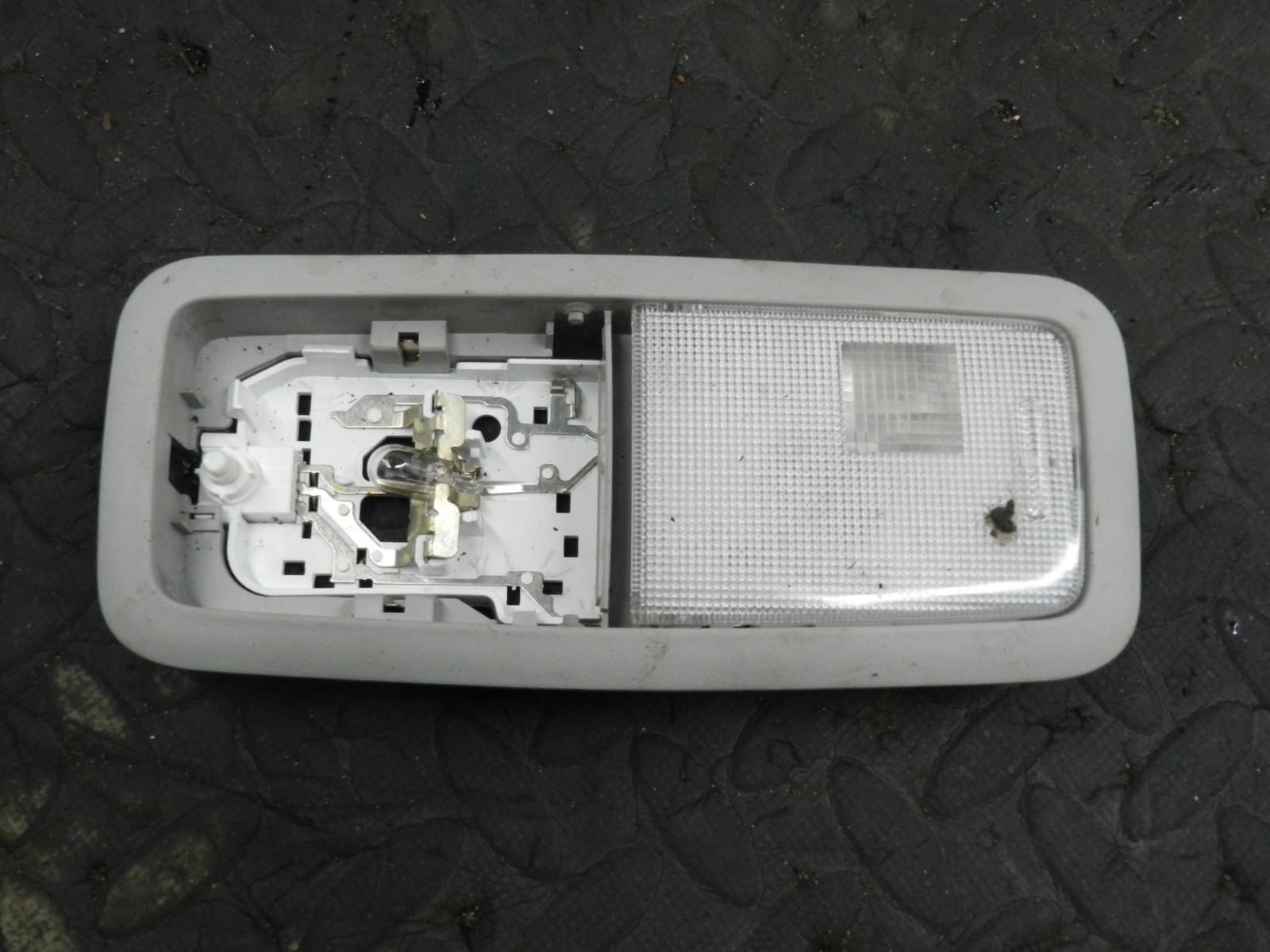 169. TOYOTA AURIS. 1.6 DIESEL. INTERIOR LIGHT