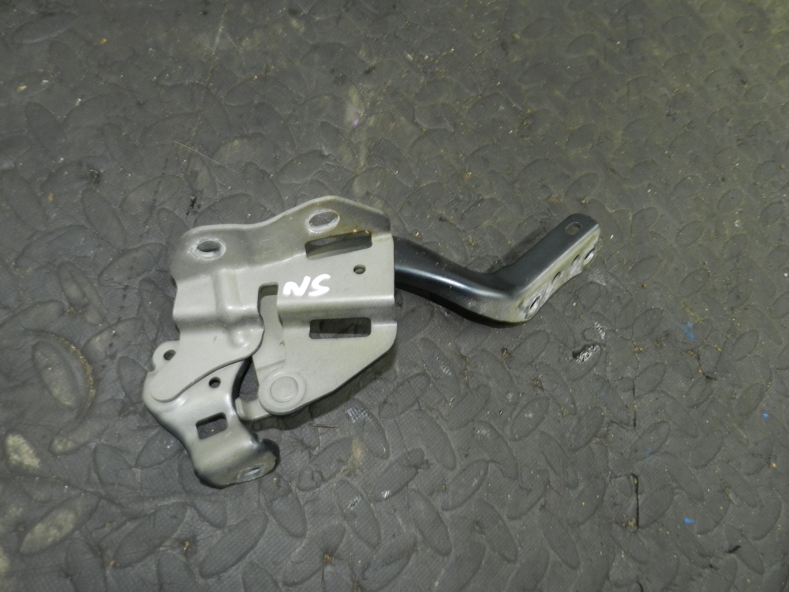 169. TOYOTA AURIS. 1.6 DIESEL. PASSENGER SIDE BONNET HINGE