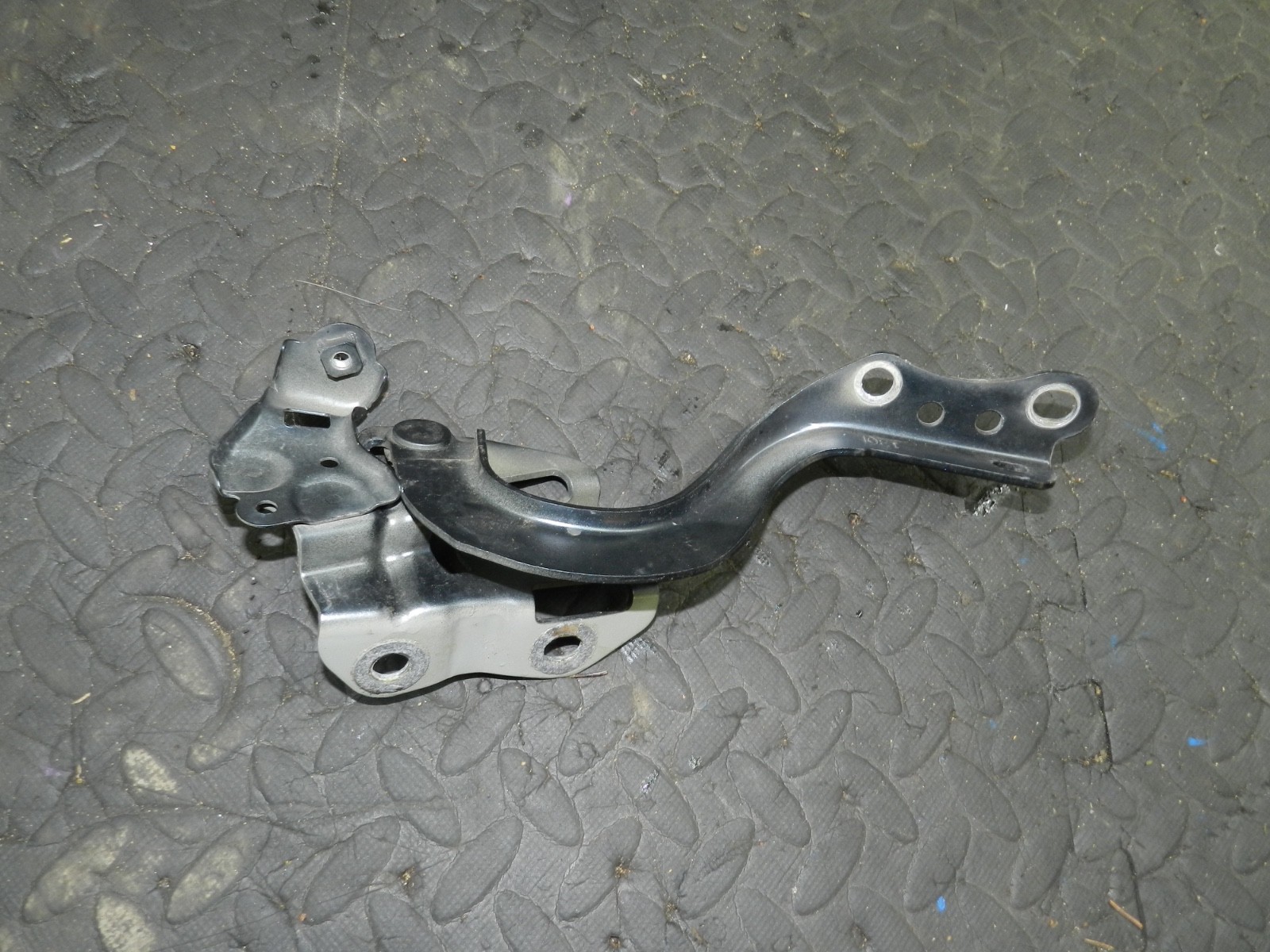 169. TOYOTA AURIS. 1.6 DIESEL. PASSENGER SIDE BONNET HINGE - Image 2