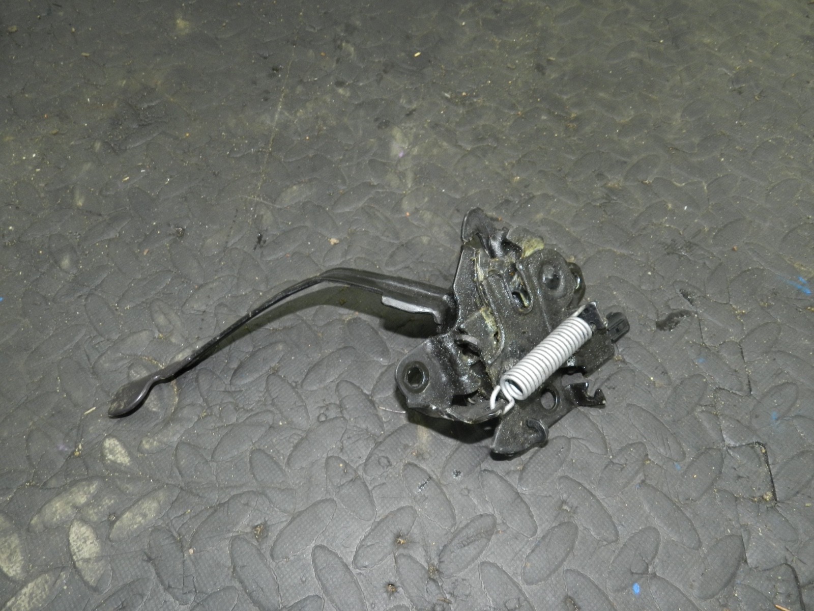 169. TOYOTA AURIS. 1.6 DIESEL. BONNET LOCK LATCH