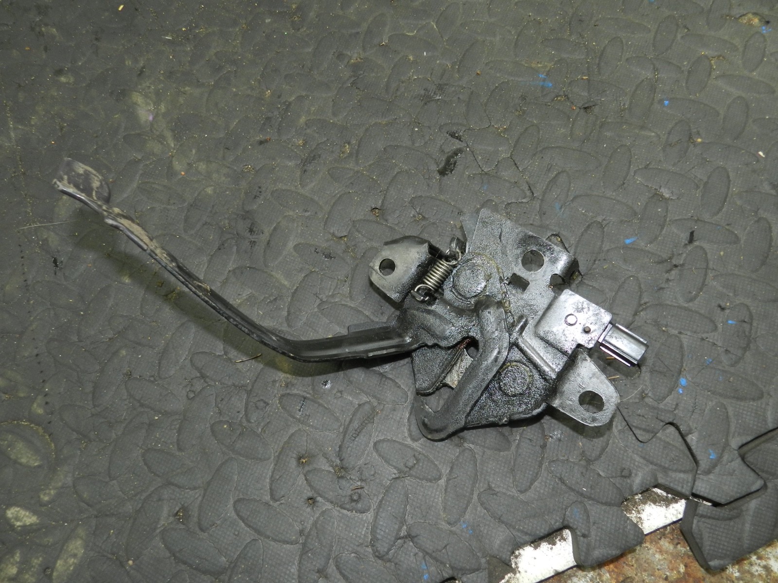 169. TOYOTA AURIS. 1.6 DIESEL. BONNET LOCK LATCH - Image 2