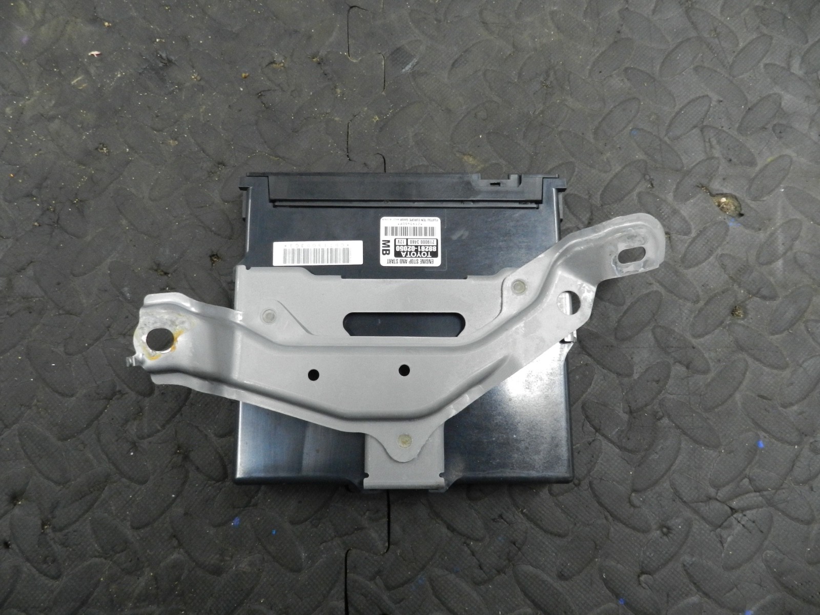 169. TOYOTA AURIS. 1.6 DIESEL. ENGINE START STOP ECU 89261-02050 - Image 2