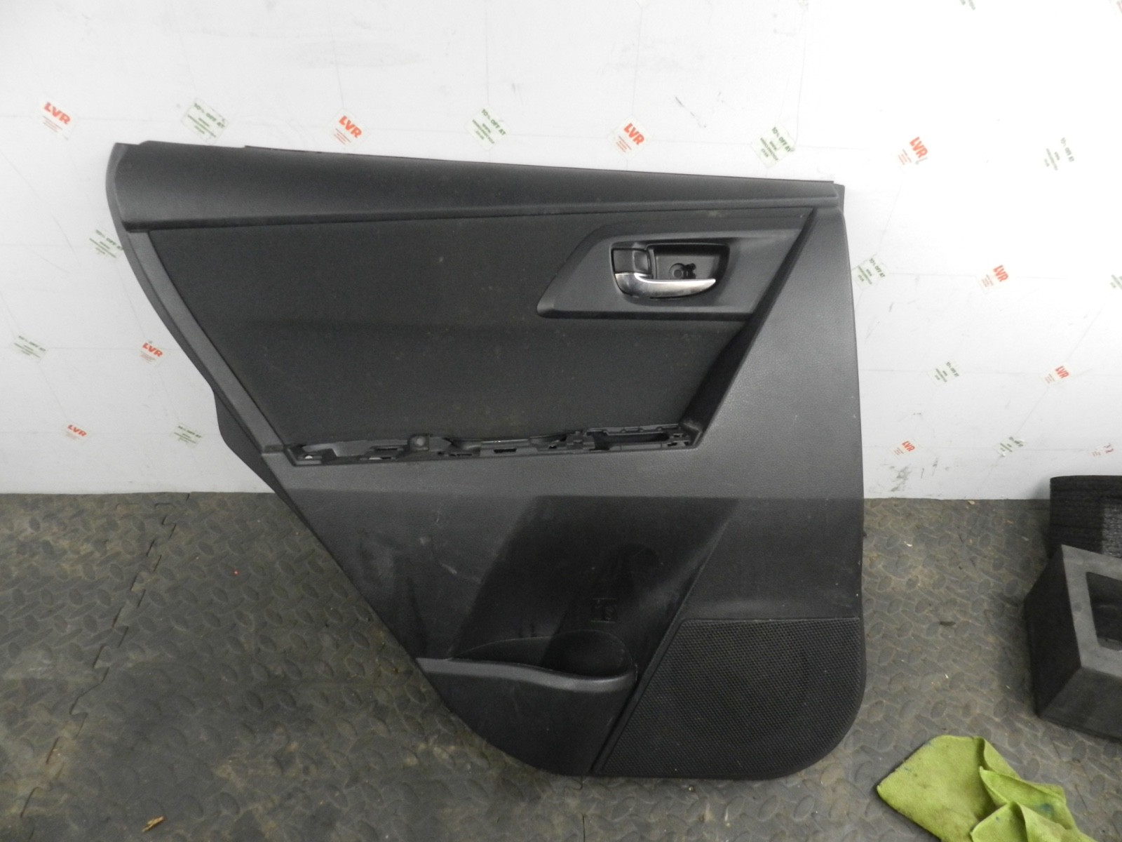 169. TOYOTA AURIS. 1.6 DIESEL. PASSENGER SIDE REAR DOOR CARD