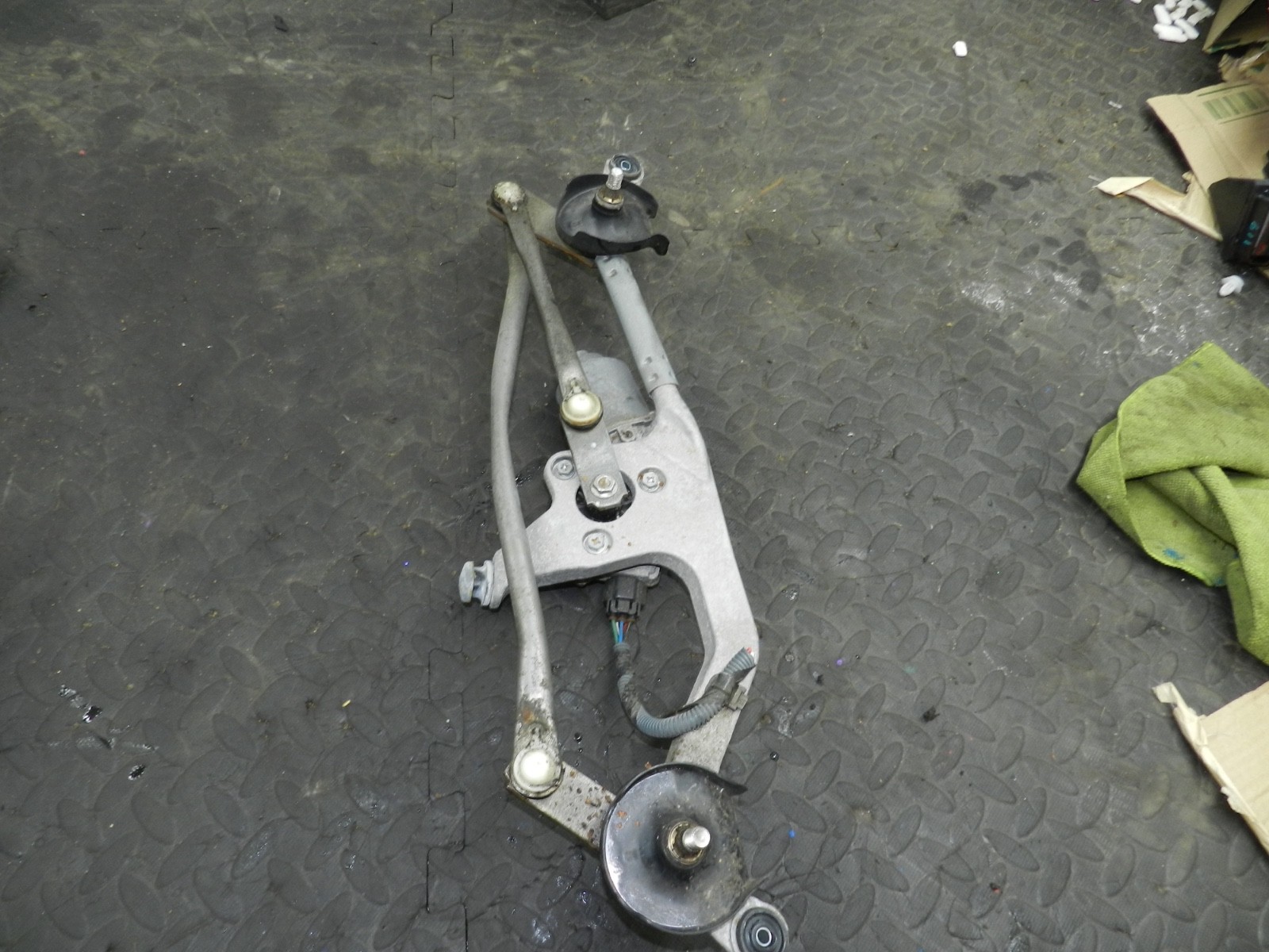 169. TOYOTA AURIS. 1.6 DIESEL. FRONT WIPER MOTOR AND LINKAGE 85110-02330