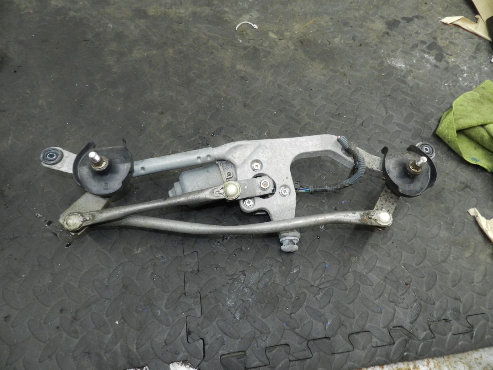 169. TOYOTA AURIS. 1.6 DIESEL. FRONT WIPER MOTOR AND LINKAGE 85110-02330 - Image 2