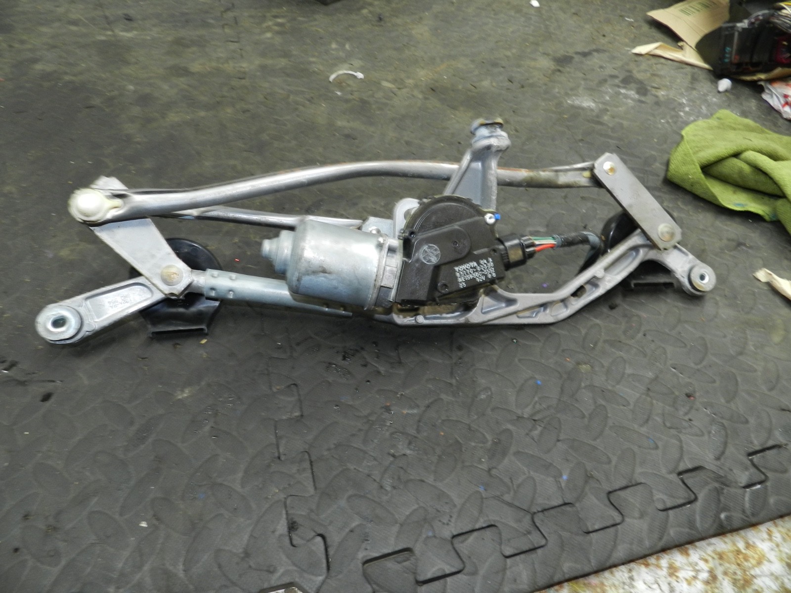 169. TOYOTA AURIS. 1.6 DIESEL. FRONT WIPER MOTOR AND LINKAGE 85110-02330 - Image 3