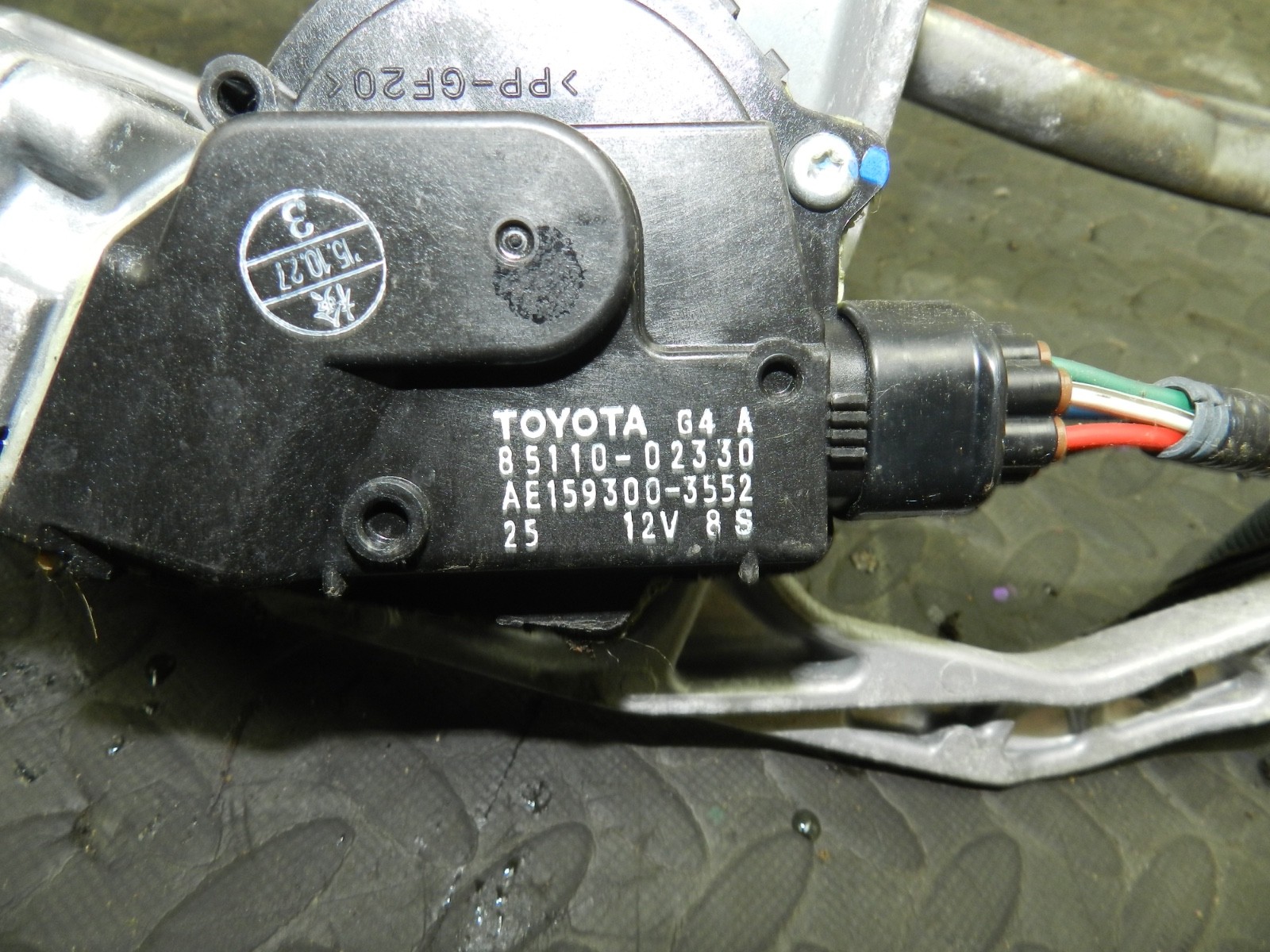 169. TOYOTA AURIS. 1.6 DIESEL. FRONT WIPER MOTOR AND LINKAGE 85110-02330 - Image 4