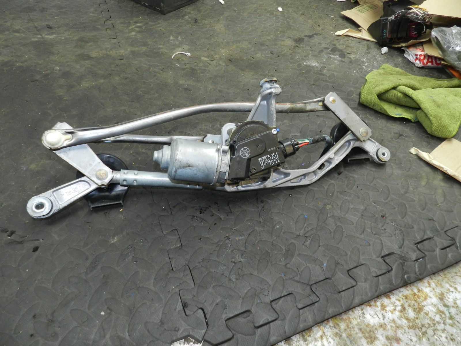 169. TOYOTA AURIS. 1.6 DIESEL. FRONT WIPER MOTOR AND LINKAGE 85110-02330 - Image 5