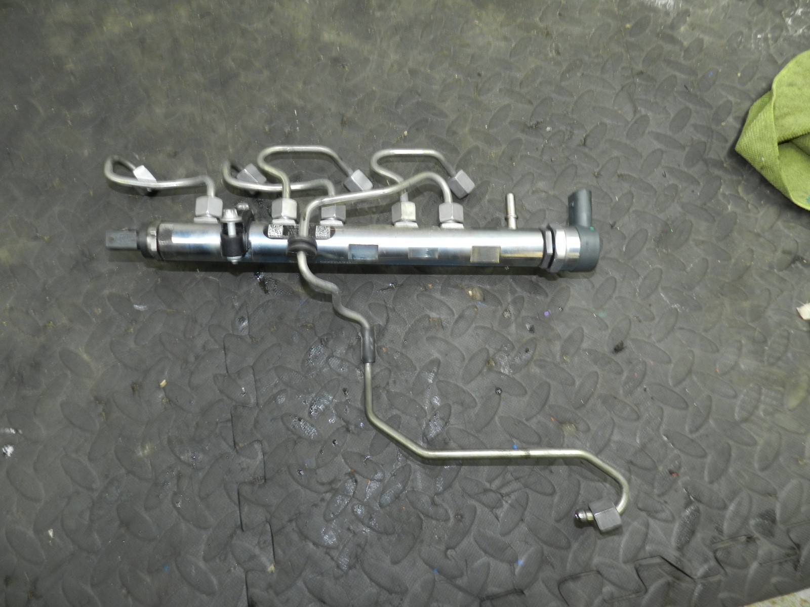 169. TOYOTA AURIS. 1.6 DIESEL. HIGH PRESSURE FUEL RAIL AND PIPES