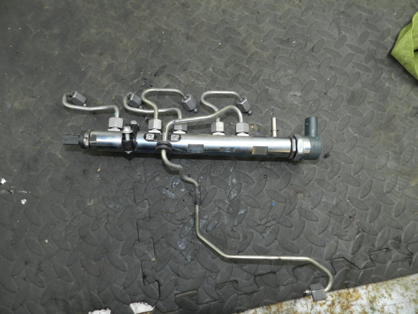 169. TOYOTA AURIS. 1.6 DIESEL. HIGH PRESSURE FUEL RAIL AND PIPES - Image 2