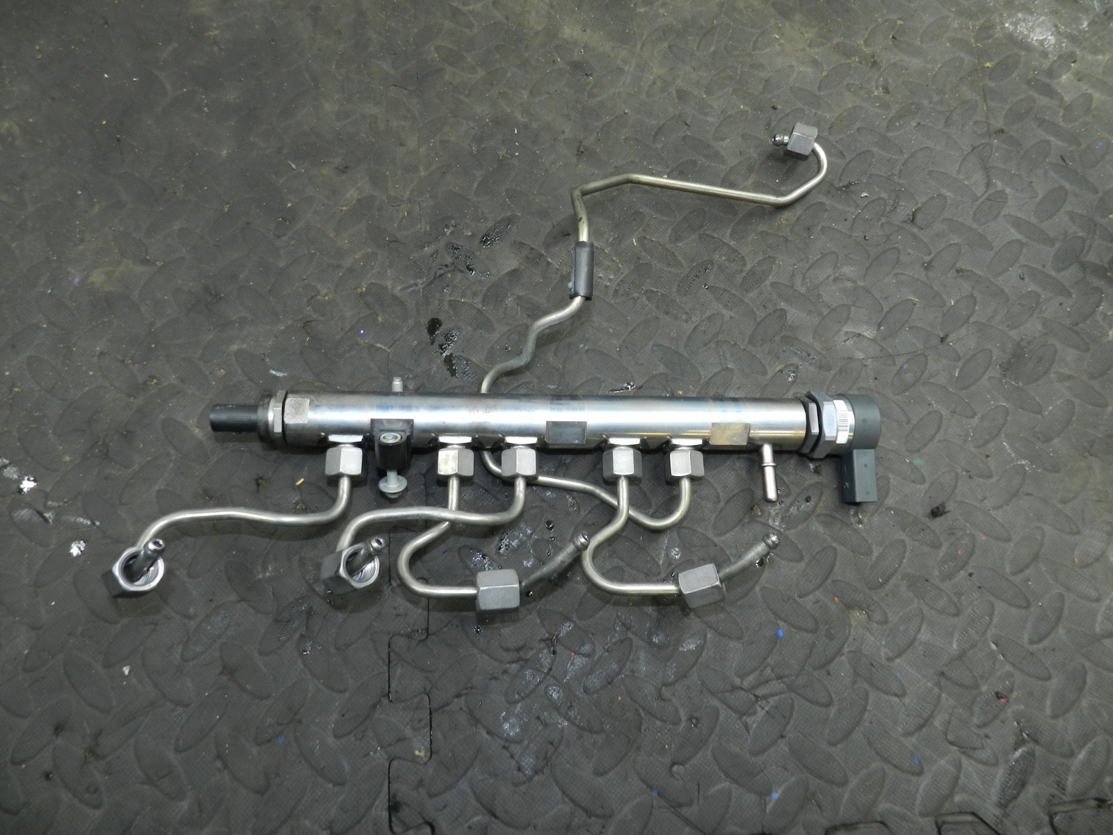 169. TOYOTA AURIS. 1.6 DIESEL. HIGH PRESSURE FUEL RAIL AND PIPES - Image 3