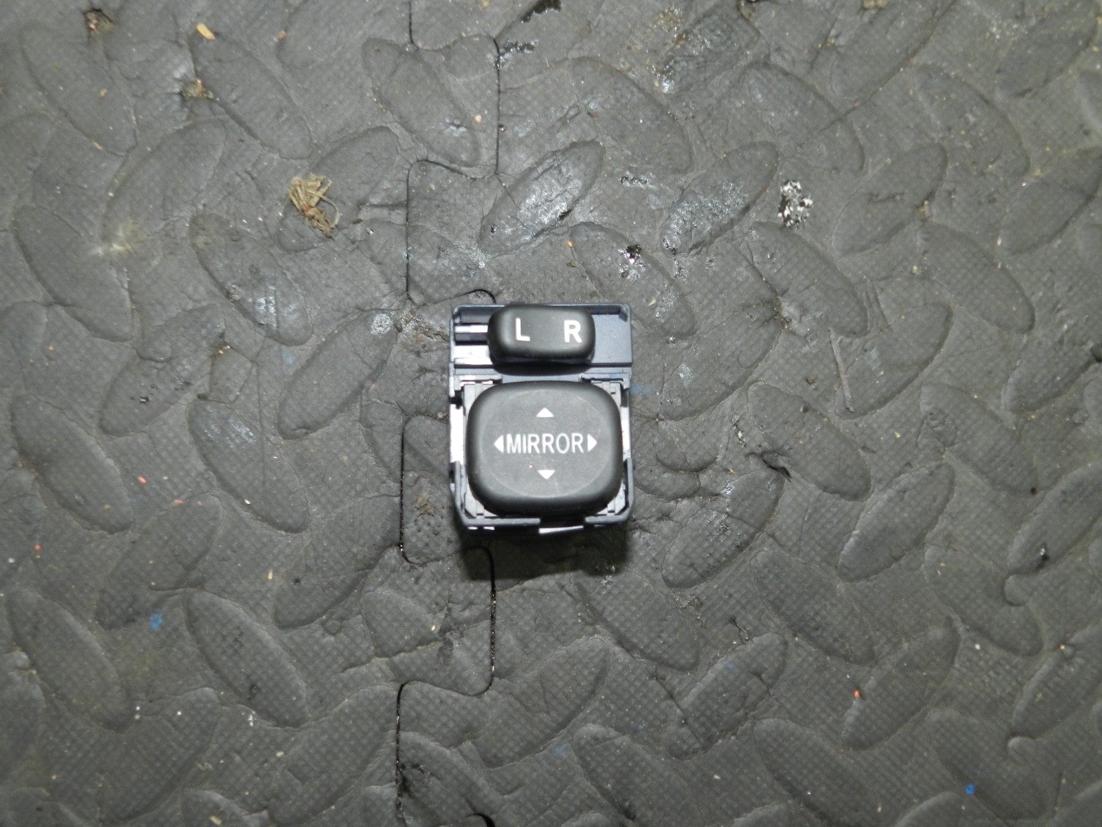 169. TOYOTA AURIS. 1.6 DIESEL. WING MIRROR SWITCH