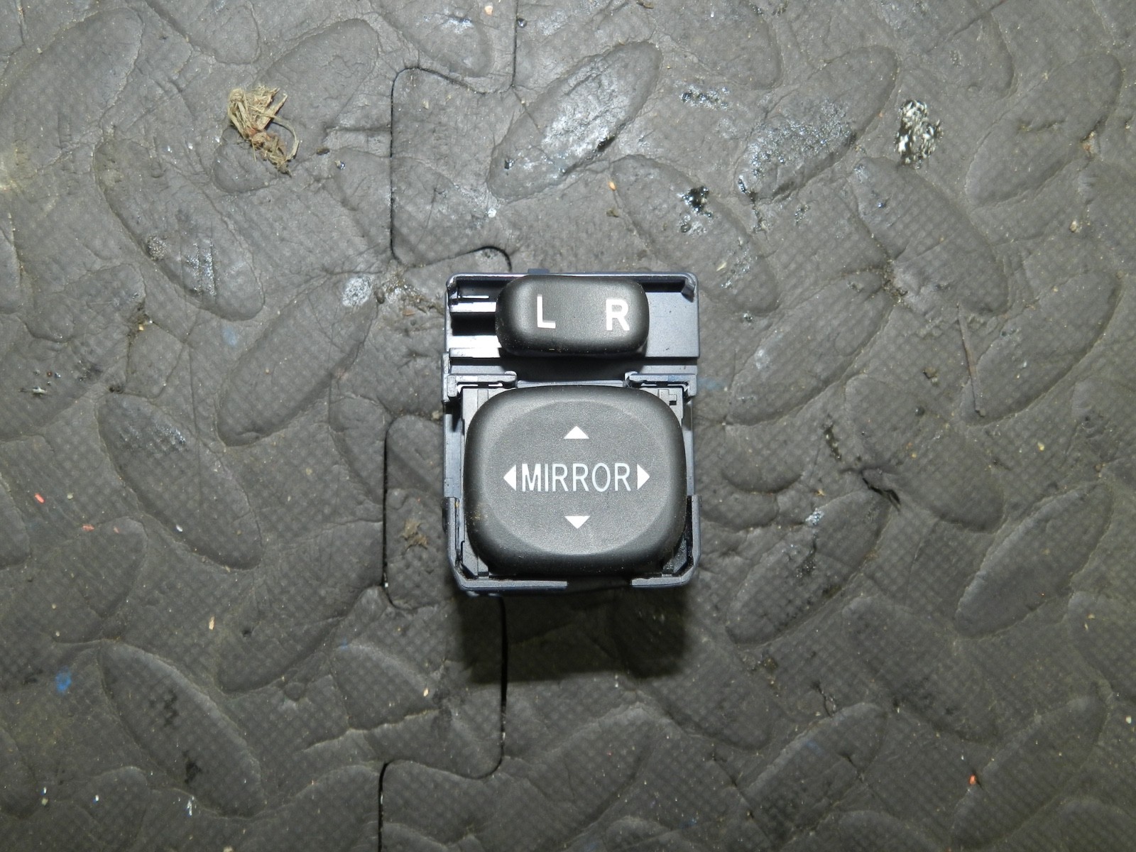 169. TOYOTA AURIS. 1.6 DIESEL. WING MIRROR SWITCH - Image 2