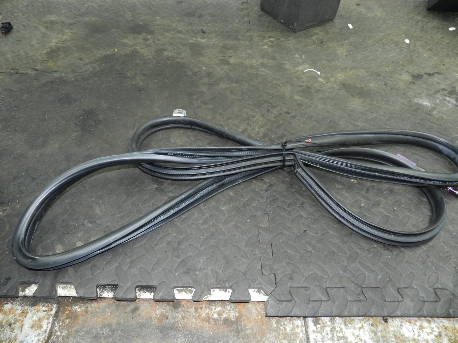 169. TOYOTA AURIS. 1.6 DIESEL. DRIVER SIDE FRONT DOOR RUBBER WEATHER SEAL