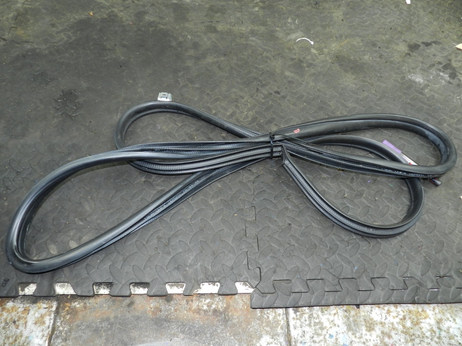 169. TOYOTA AURIS. 1.6 DIESEL. DRIVER SIDE FRONT DOOR RUBBER WEATHER SEAL - Image 2