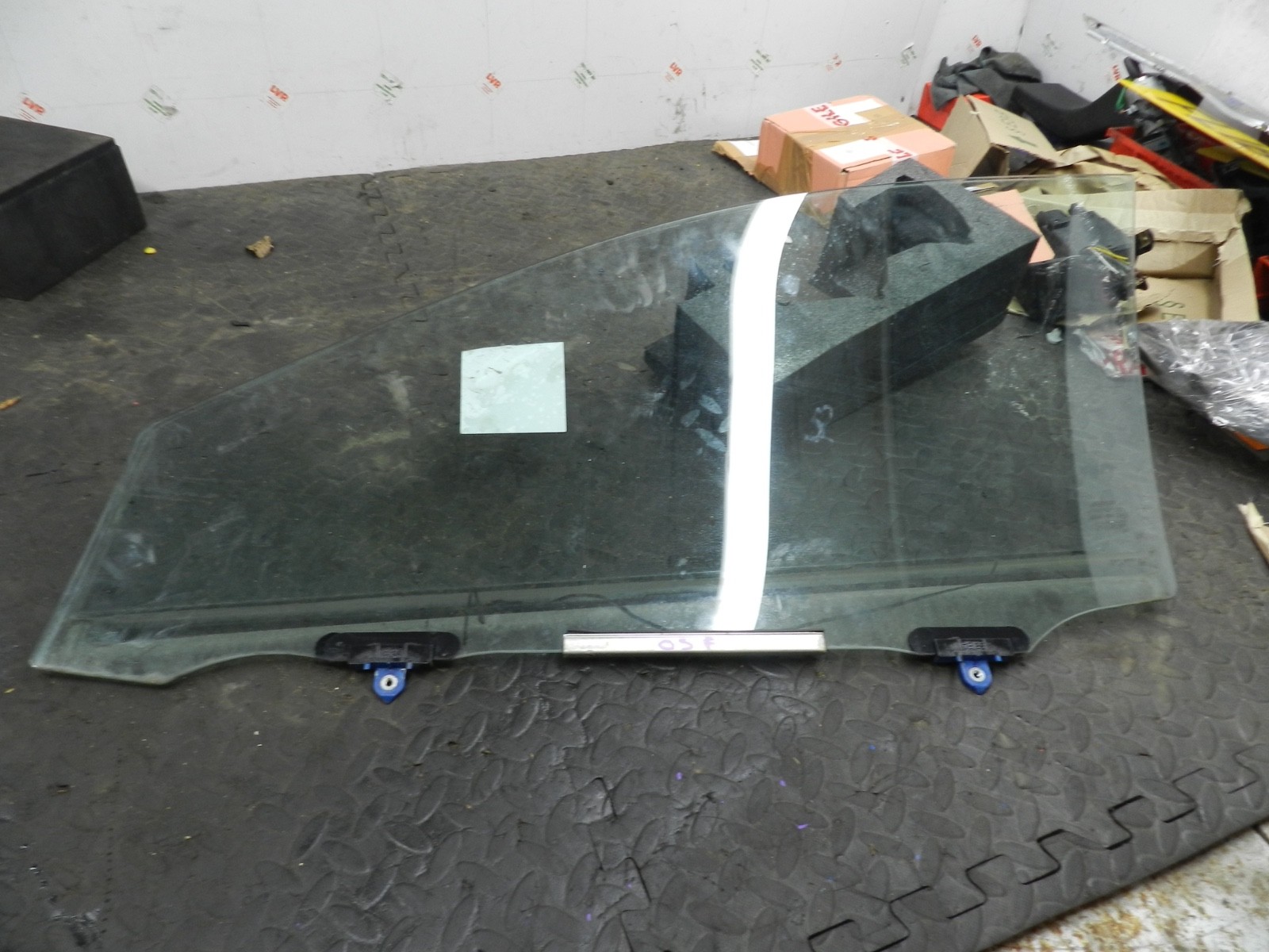169. TOYOTA AURIS. 1.6 DIESEL. DRIVER SIDE FRONT WINDOW GLASS - Image 4